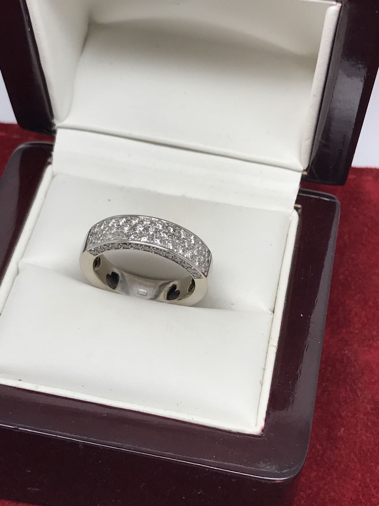 18ct WHITE GOLD 1.00ct DIAMOND BAND - Image 2 of 4