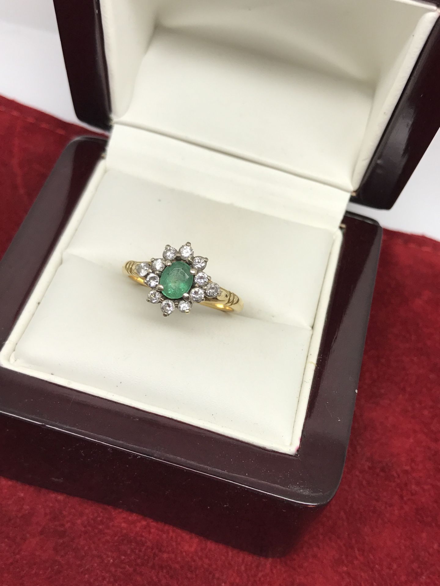 18ct EMERALD & DIAMOND CLUSTER RING