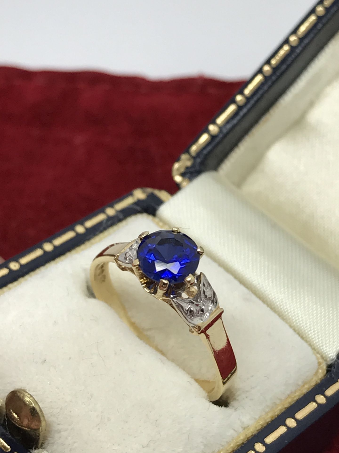 STUNNING BLUE SAPPHIRE & DIAMOND RING SET IN 18ct GOLD