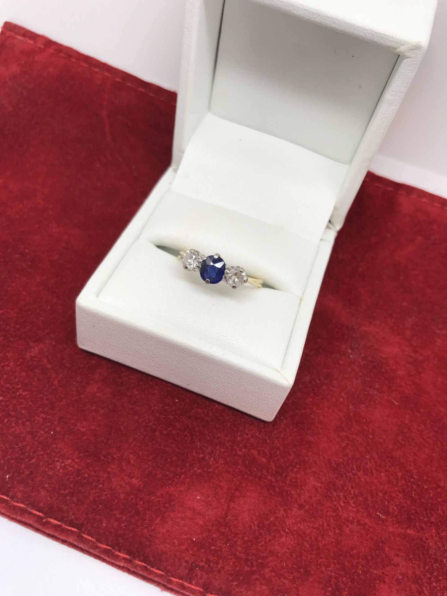 VINTAGE 18ct GOLD SAPPHIRE & DIAMOND 3 STONE RING - Image 2 of 4