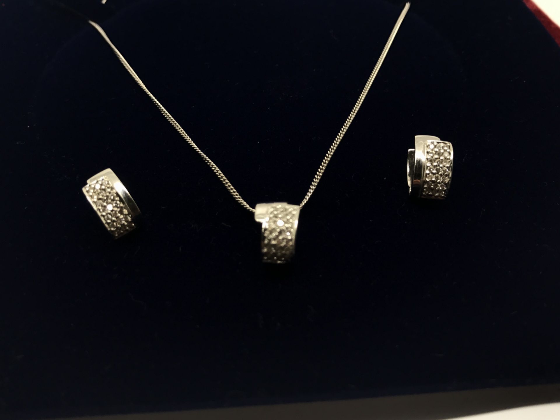 18ct WHITE GOLD DIAMOND SET PENDANT & MATCHING EARRINGS - Image 3 of 4