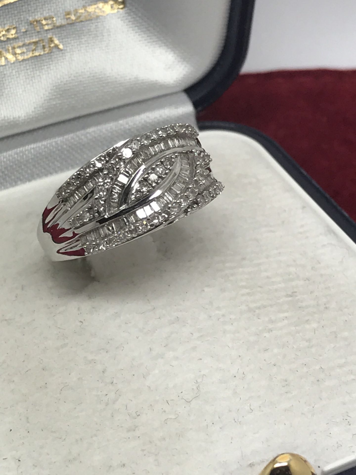 APPROX 1ct DIAMOND RING SET IN WHITE GOLD