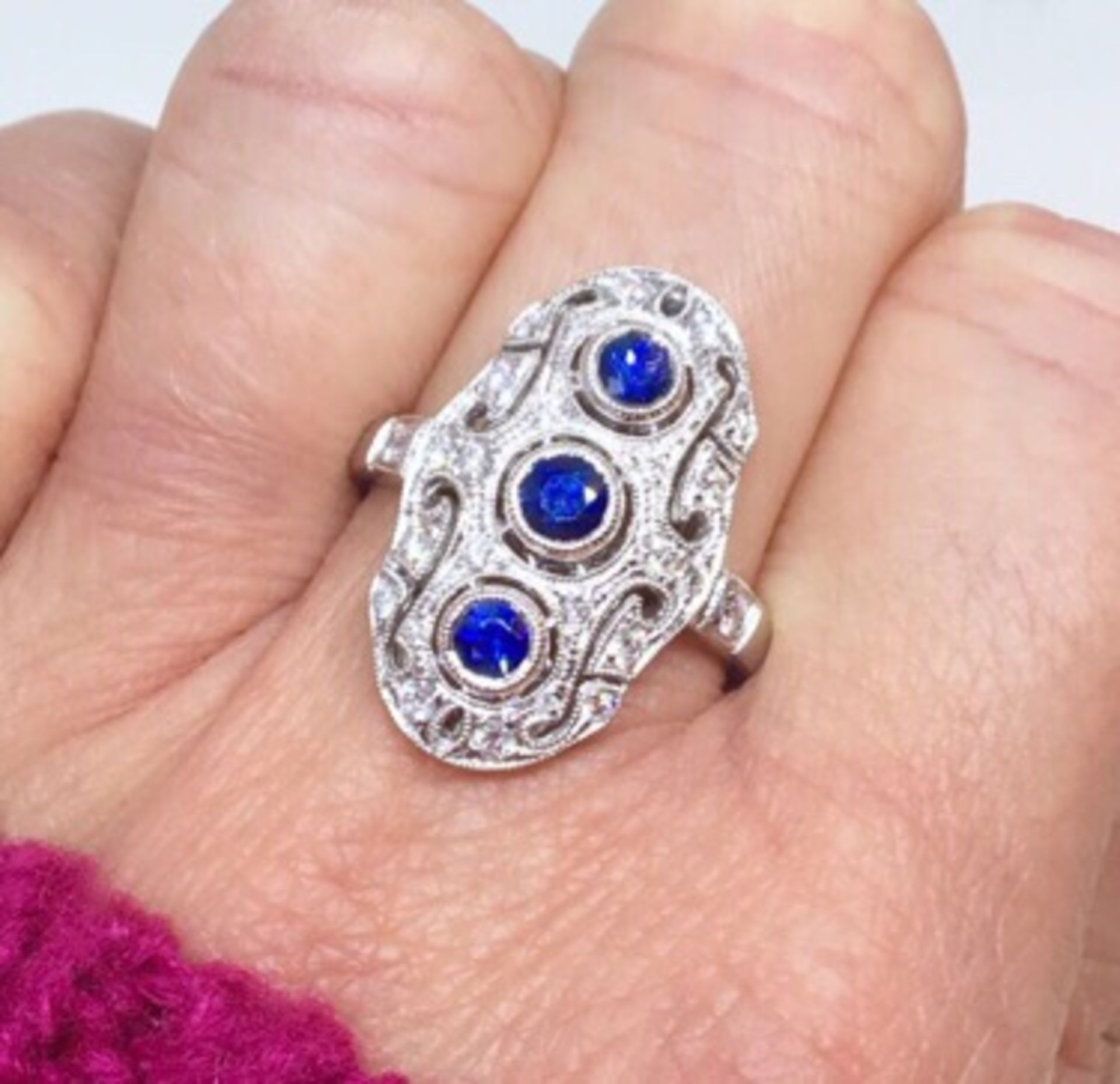 18ct GOLD SAPPHIRE & DIAMOND DECO STYLE RING - Image 2 of 4