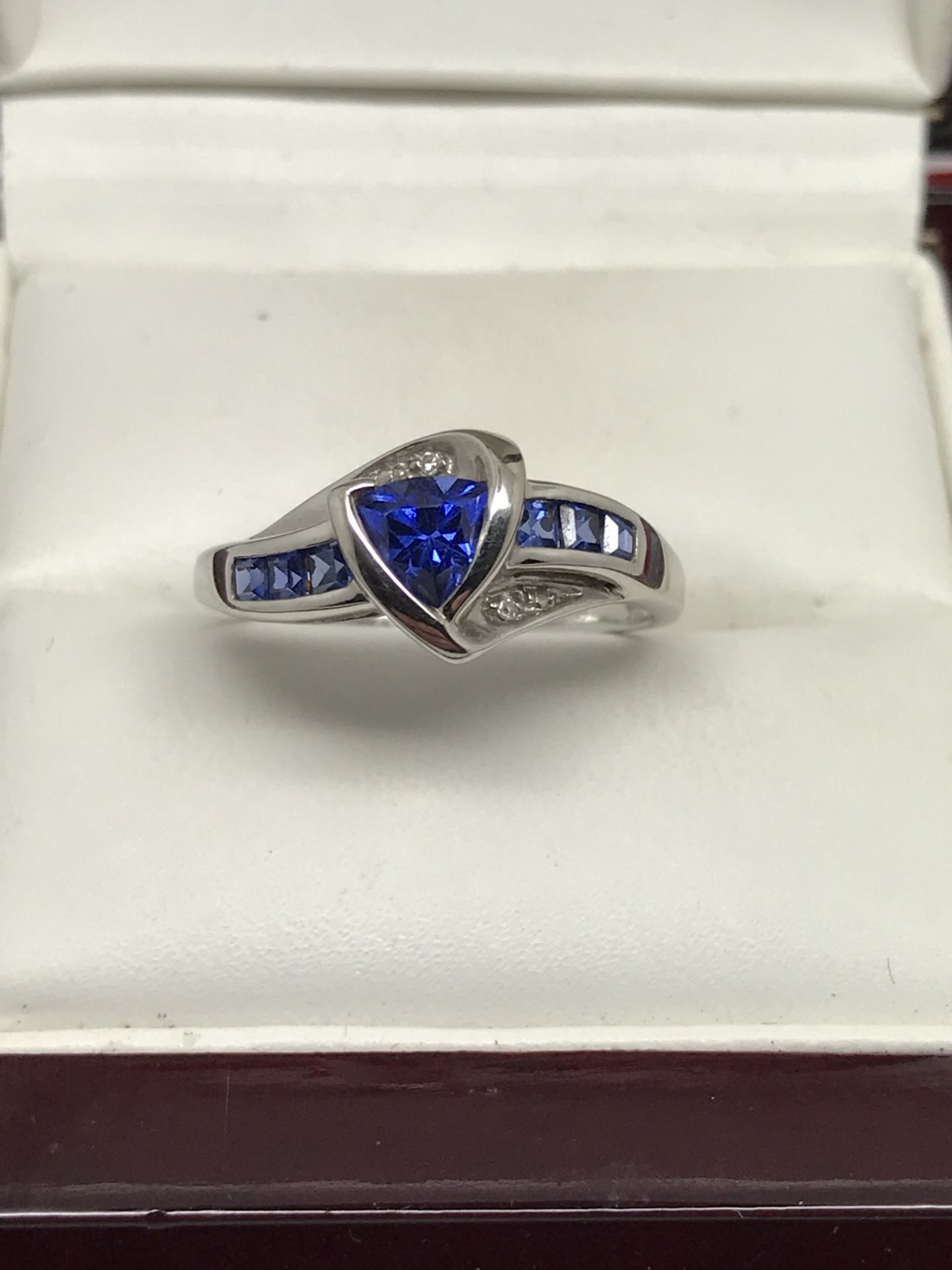 10k WHITE GOLD SAPPHIRE RING