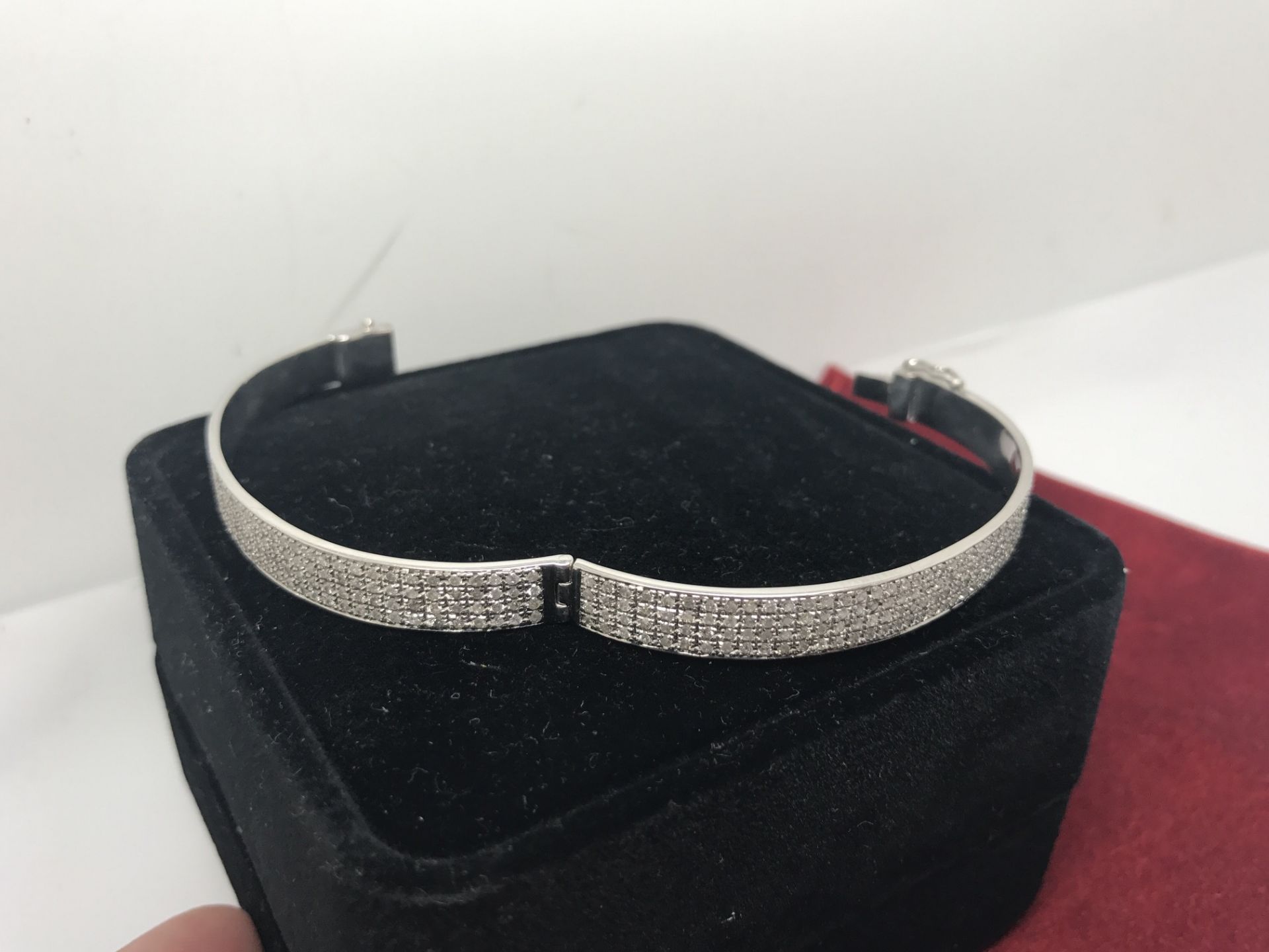 STUNNING 4.00ct DIAMOND BANGLE SET IN 18ct WHITE GOLD 25.4 GRAMS - Image 2 of 7