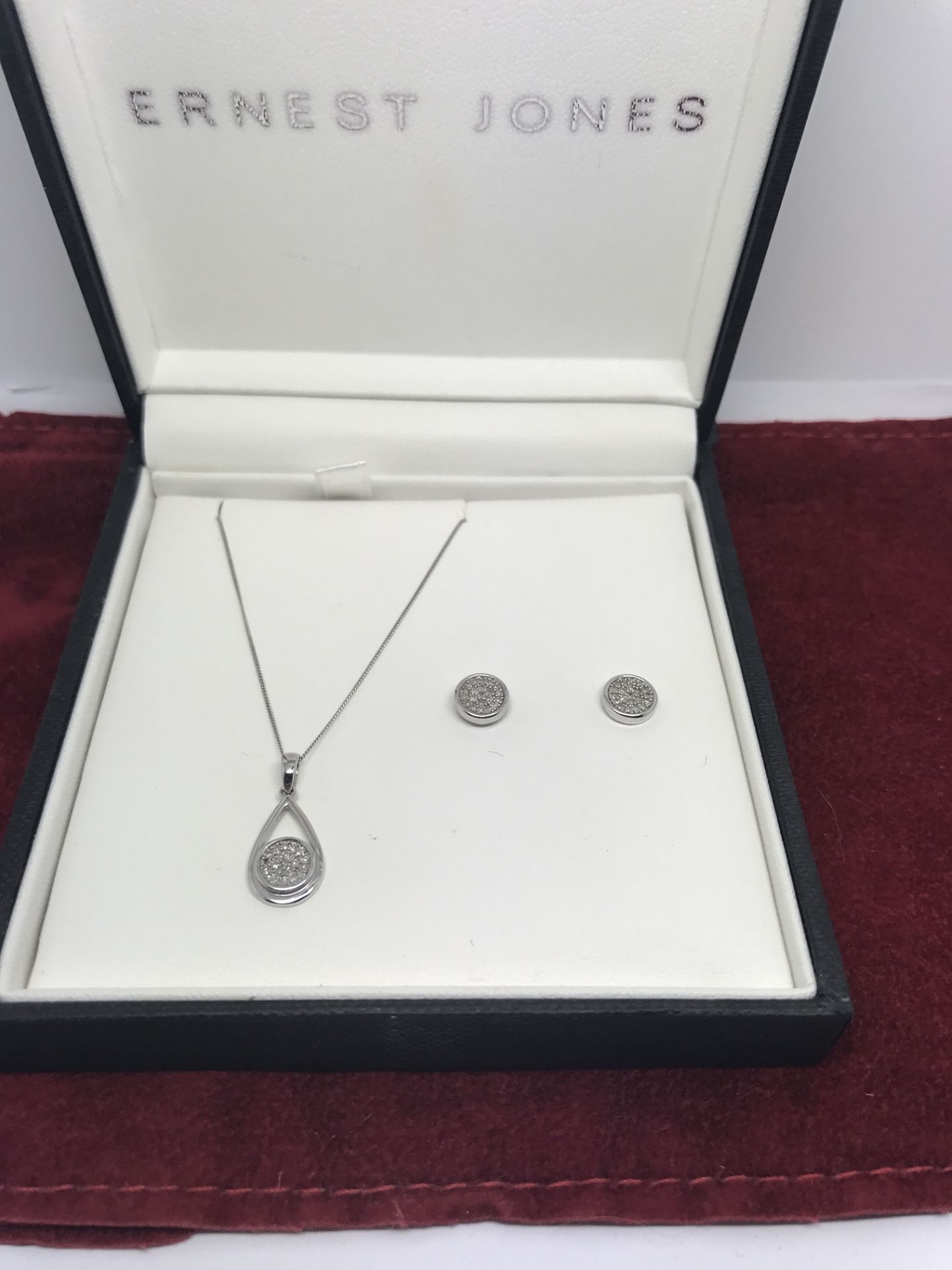 9ct WHITE GOLD DIAMOND CLUSTER PENDANT & MATCHING EARRINGS