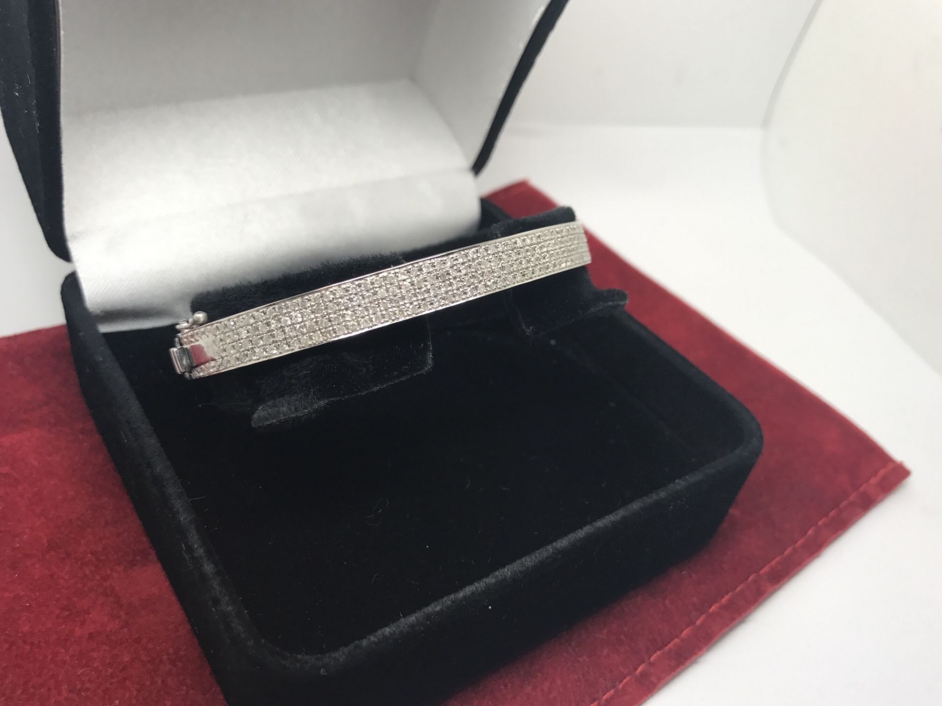 STUNNING 4.00ct DIAMOND BANGLE SET IN 18ct WHITE GOLD 25.4 GRAMS - Image 4 of 7