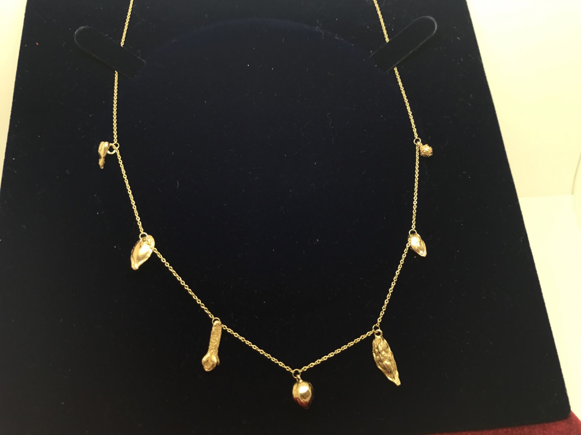 UNUSUAL 9ct GOLD CHARM STYLE NECKLACE - Image 2 of 2