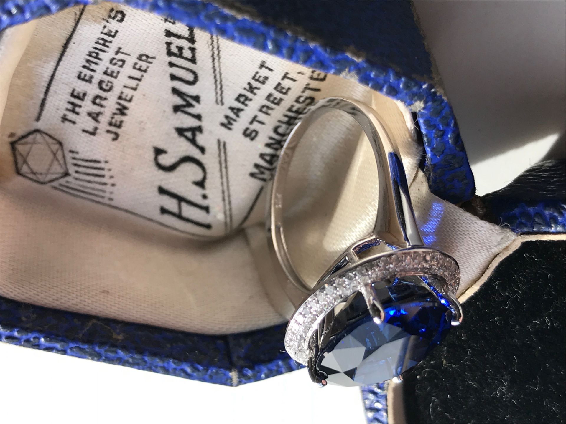 AMAZING 9.5CT SAPPHIRE & DIAMOND RING SET IN 10K WHITE GOLD - Image 2 of 6