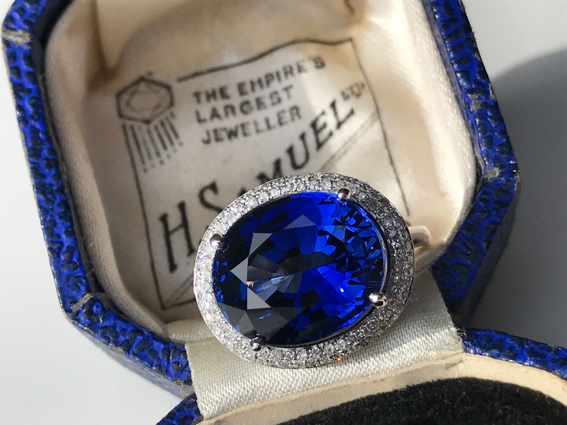 AMAZING 9.5CT SAPPHIRE & DIAMOND RING SET IN 10K WHITE GOLD