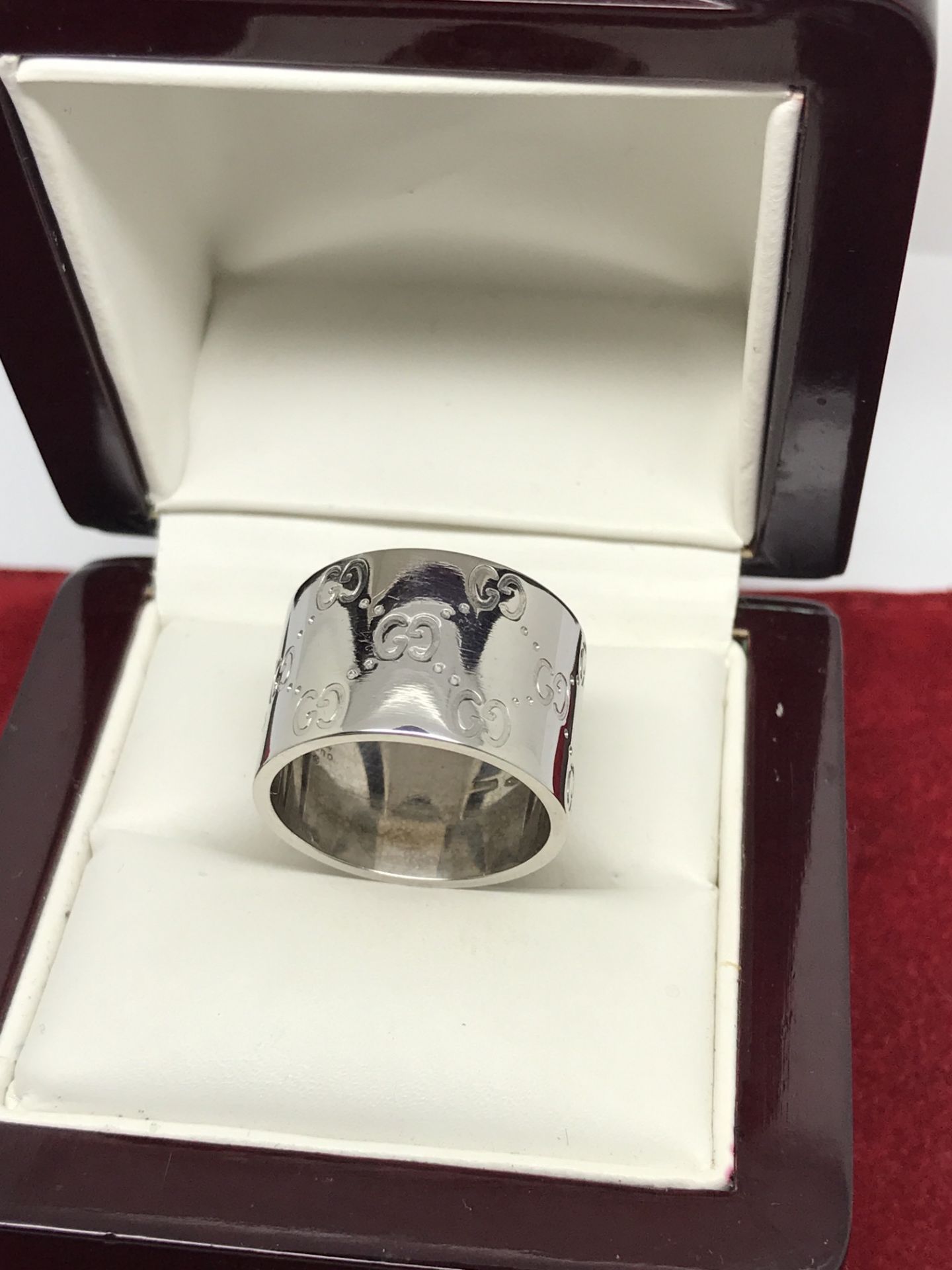 18ct WHITE GOLD GUCCI BAND - Image 2 of 4