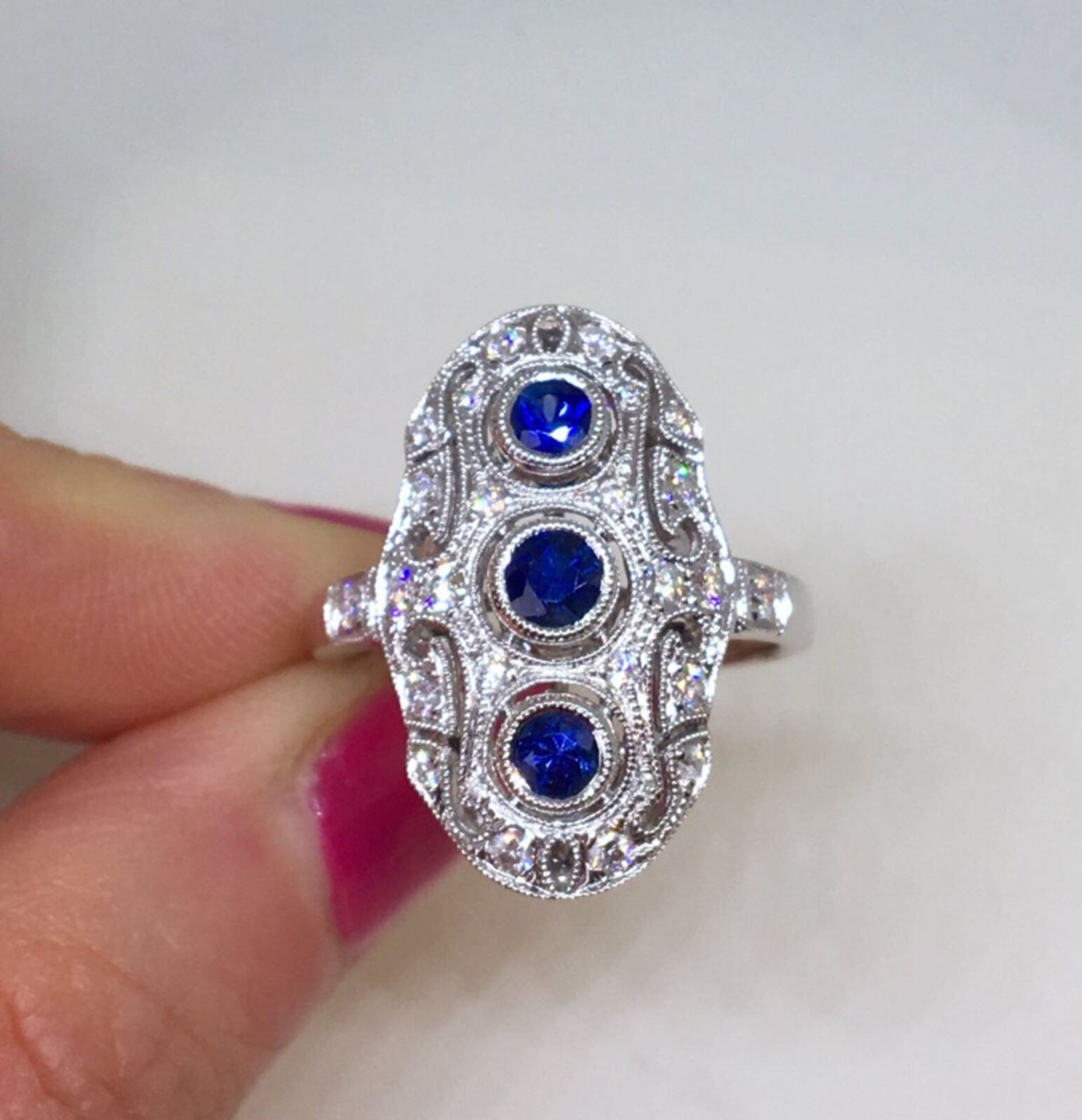 18ct GOLD SAPPHIRE & DIAMOND DECO STYLE RING - Image 3 of 4