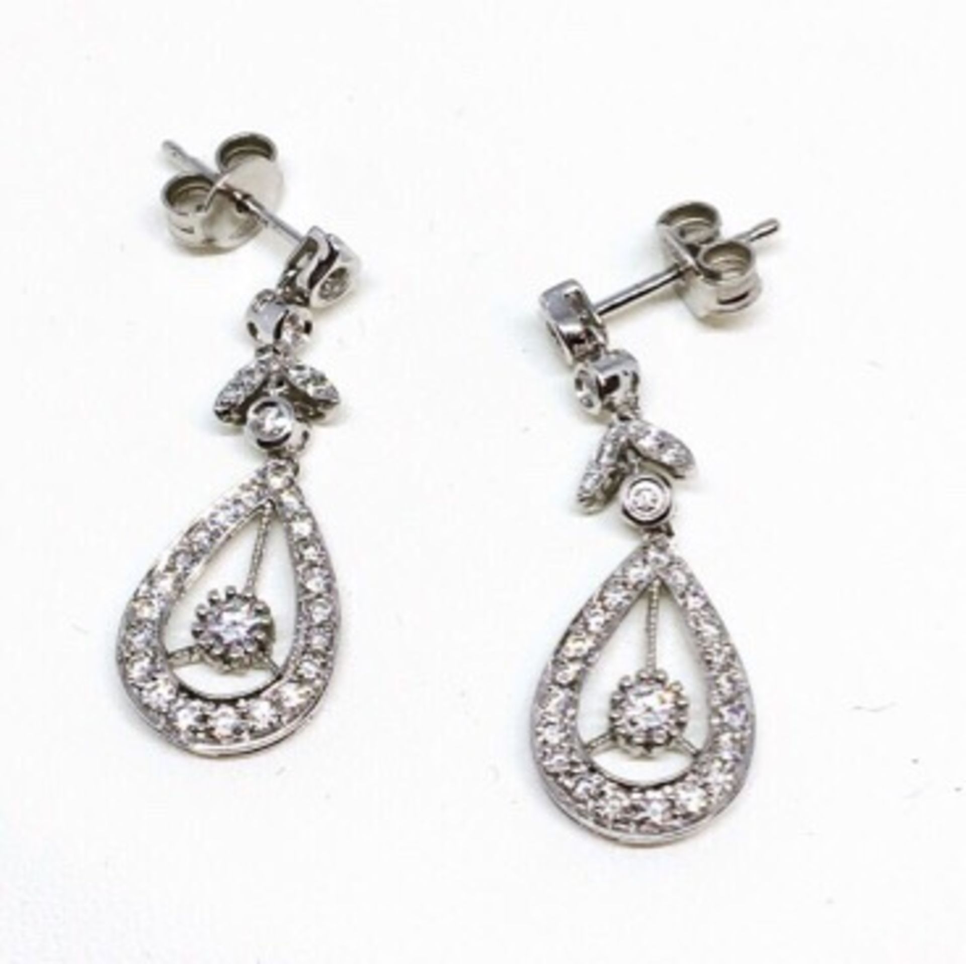 18ct WHITE GOLD DIAMOND EARRINGS - Image 2 of 3