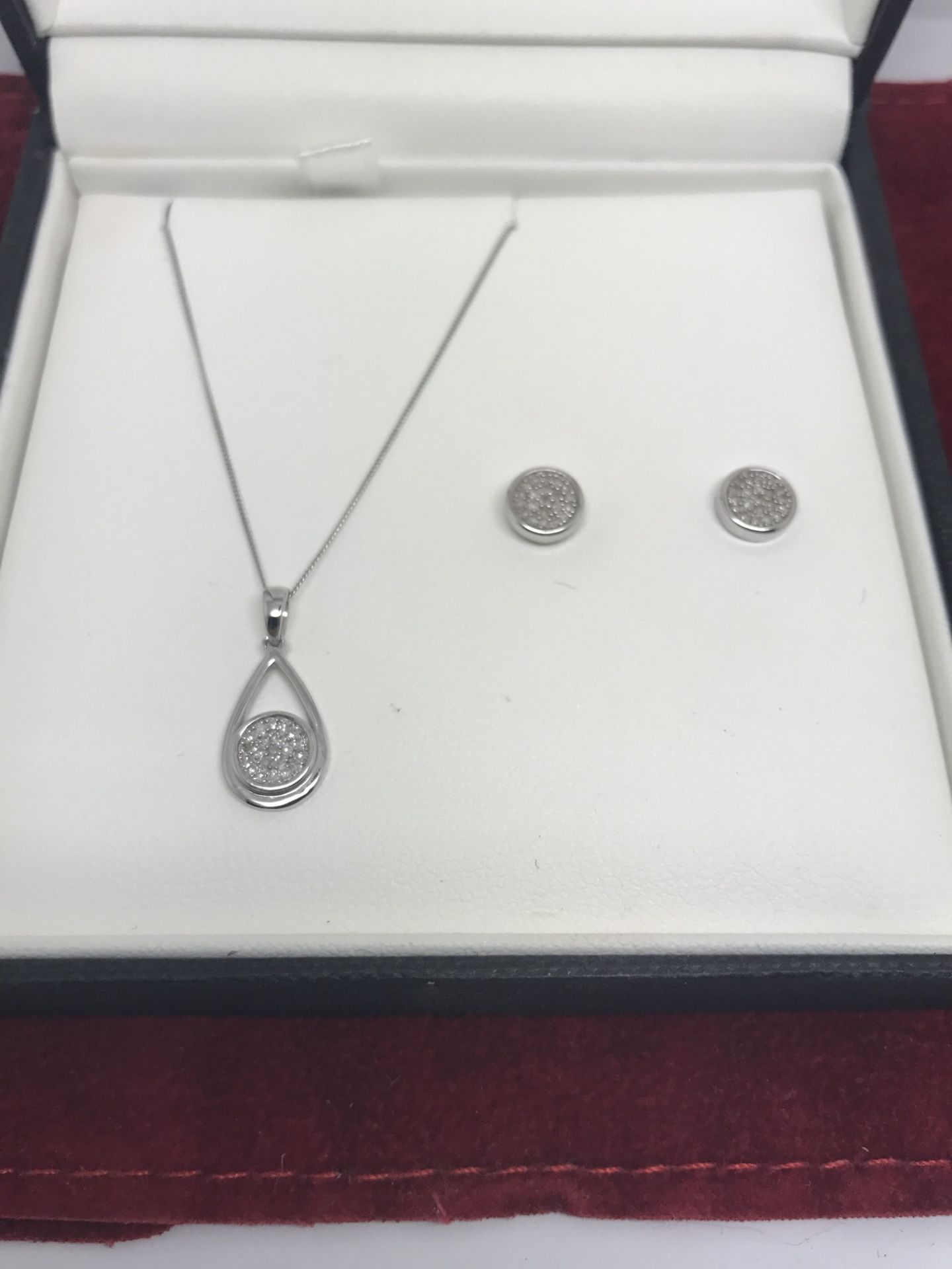 9ct WHITE GOLD DIAMOND CLUSTER PENDANT & MATCHING EARRINGS - Image 2 of 3