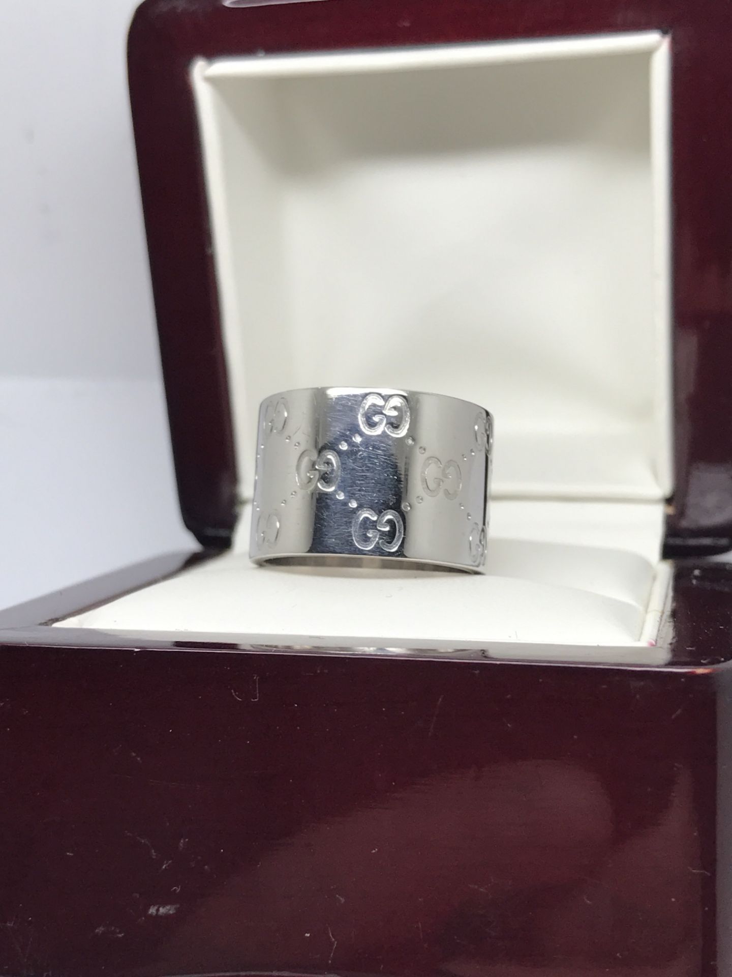 18ct WHITE GOLD GUCCI BAND