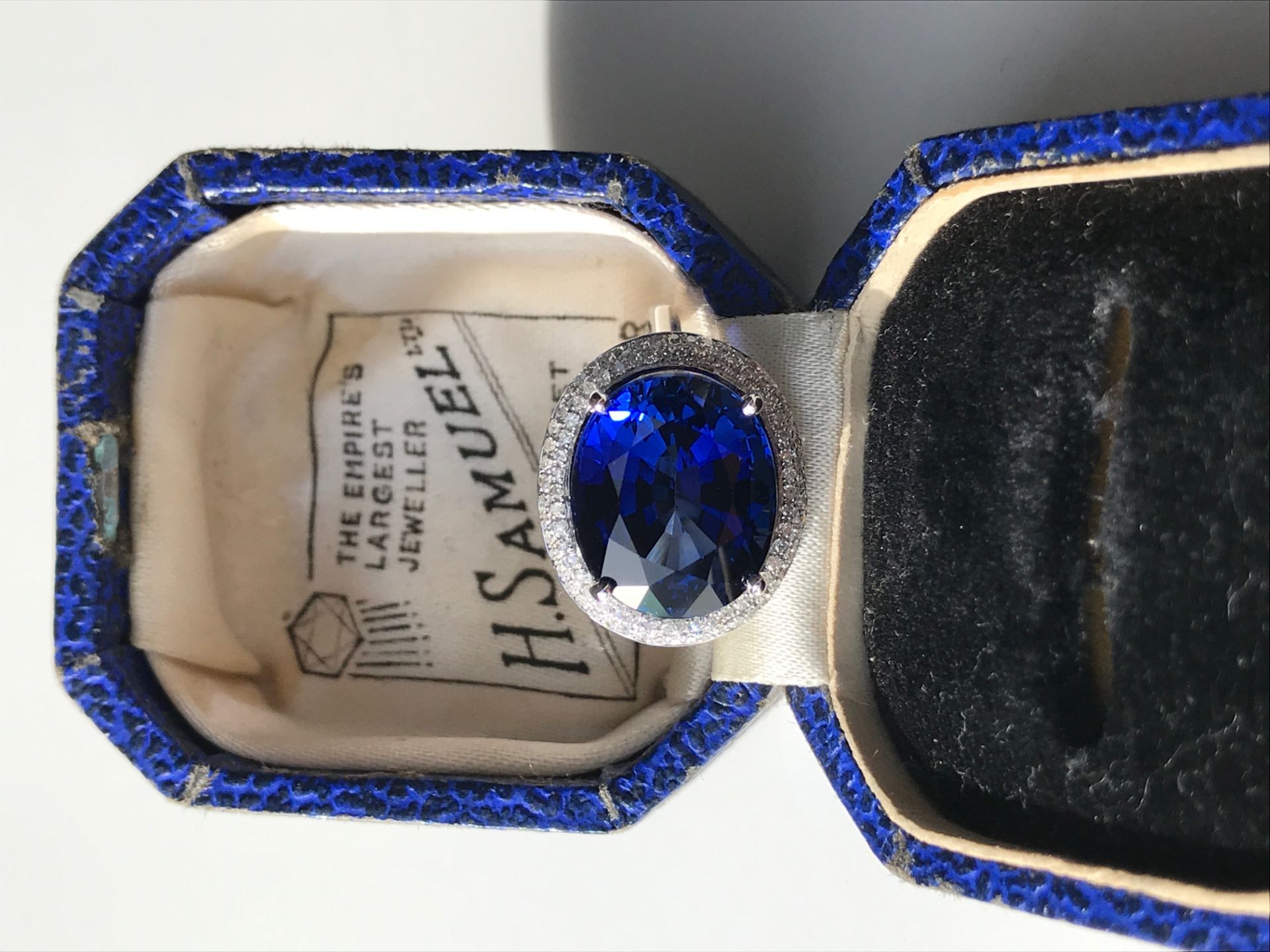 AMAZING 9.5CT SAPPHIRE & DIAMOND RING SET IN 10K WHITE GOLD - Image 4 of 6