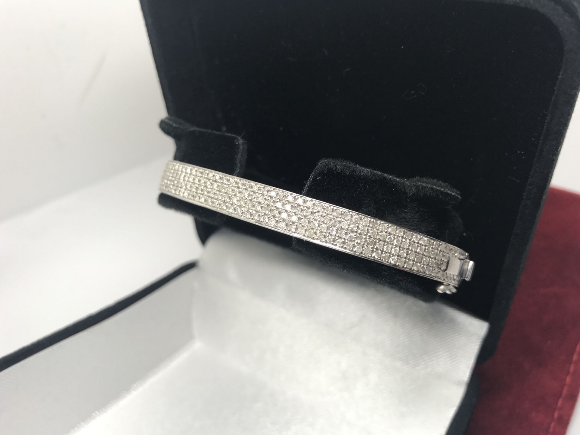 STUNNING 4.00ct DIAMOND BANGLE SET IN 18ct WHITE GOLD 25.4 GRAMS - Image 7 of 7