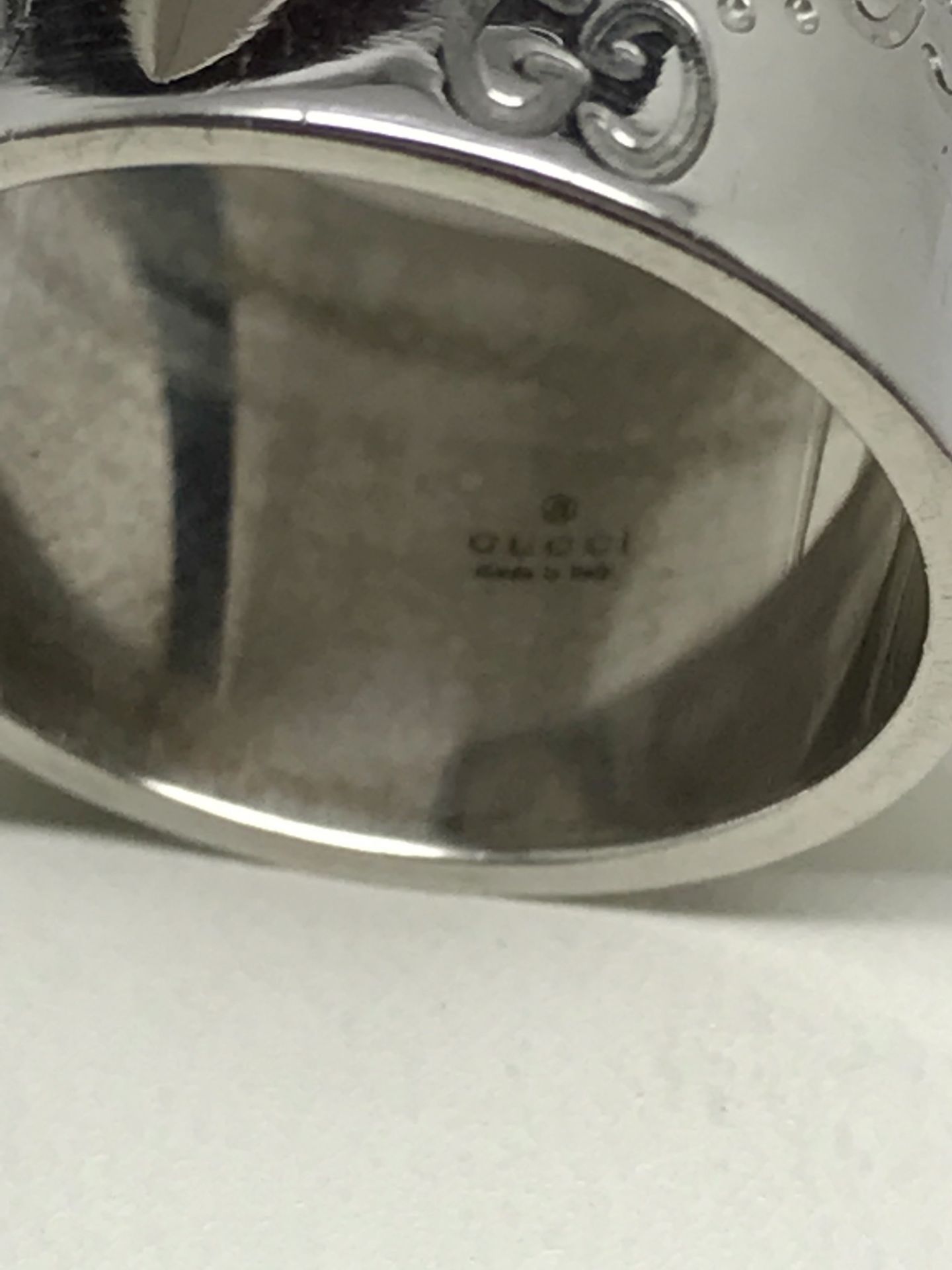 18ct WHITE GOLD GUCCI BAND - Image 3 of 4