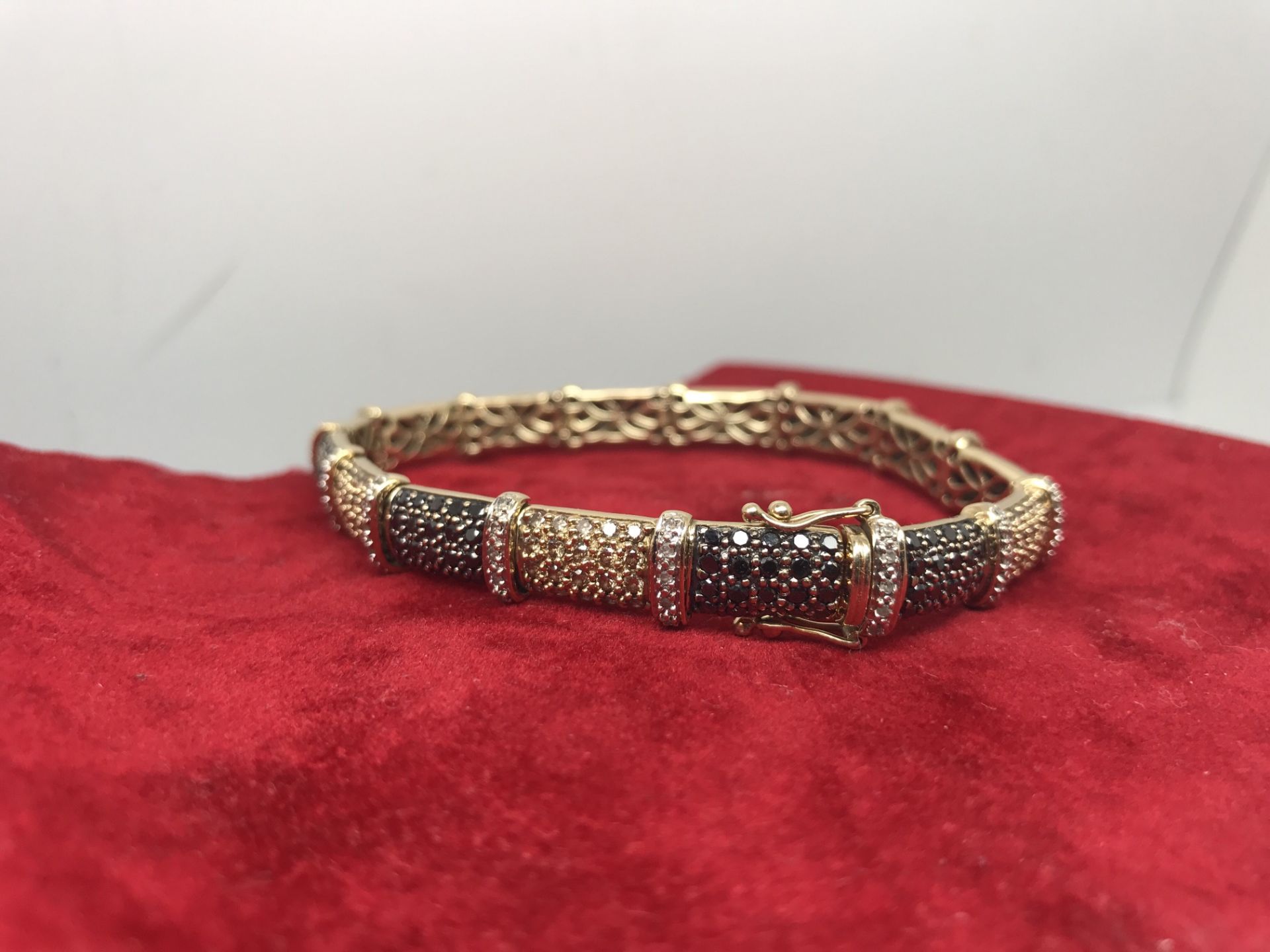 5.22ct 3 COLOUR DIAMOND BRACELET SET IN YELLOW METAL (TESTED AS 14ct GOLD) - Image 6 of 6