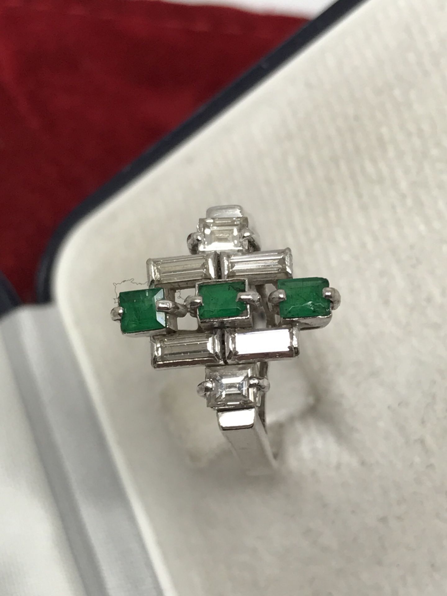 LOVELY VINTAGE EMERALD & DIAMOND RING SET IN WHITE GOLD - Image 4 of 5