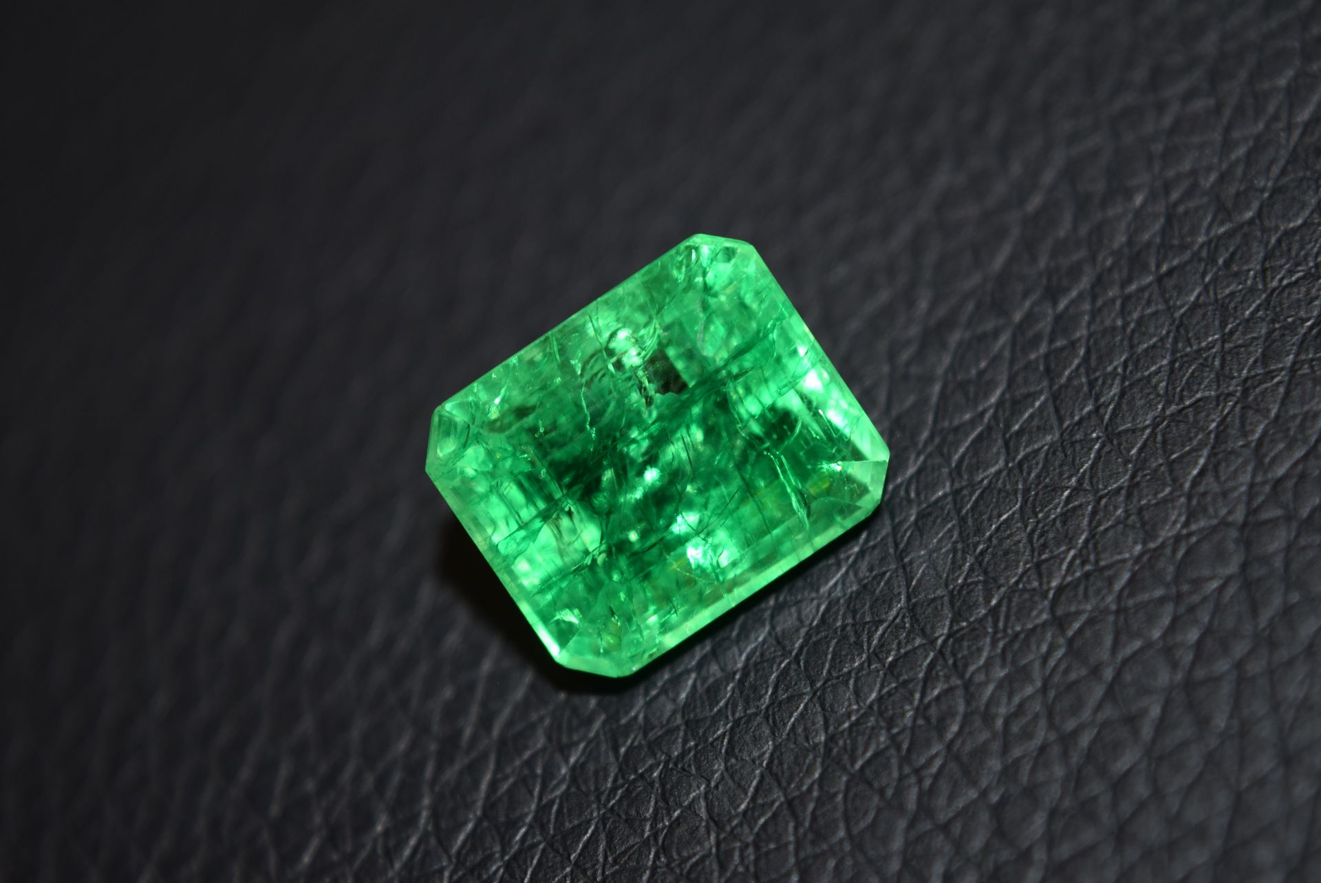 LARGE 14.32CT Emerald with Certificate Card & Laboratory Box - Image 2 of 3