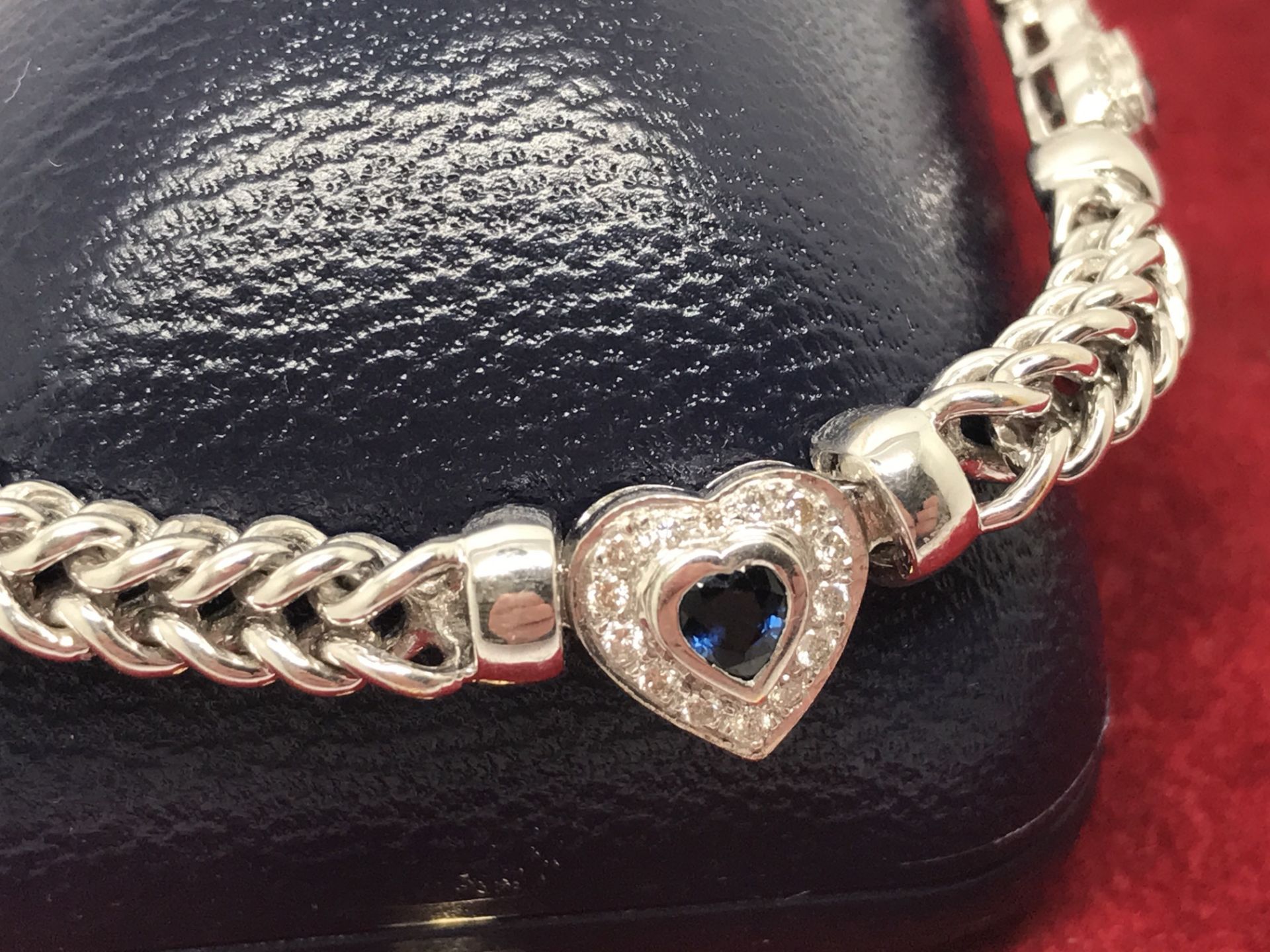 FINE QUALITY 18ct WHITE GOLD HEART BLUE SAPPHIRE & DIAMOND BRACELET APPROX 35 GRAMS - Image 2 of 5