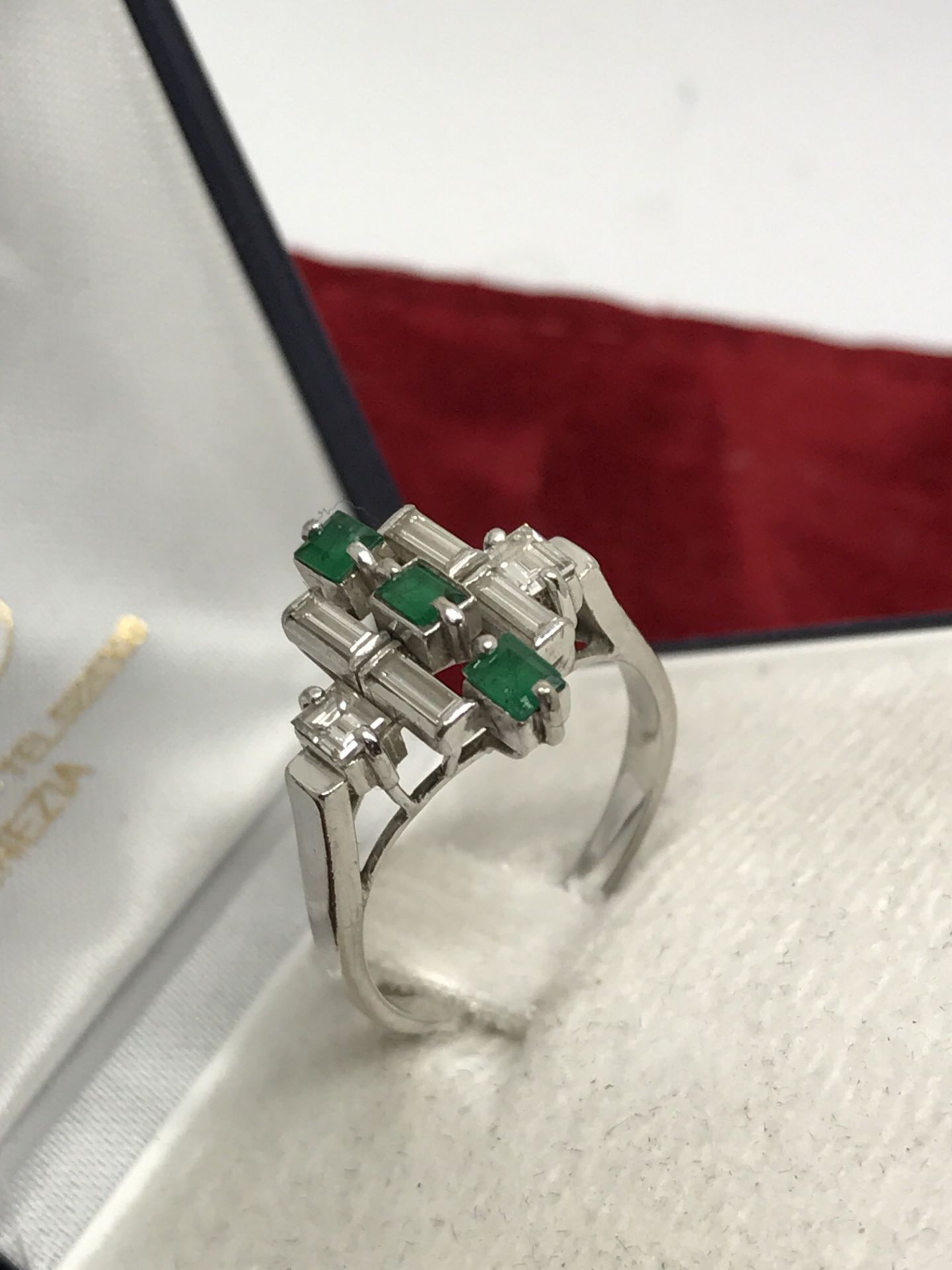 LOVELY VINTAGE EMERALD & DIAMOND RING SET IN WHITE GOLD - Image 5 of 5