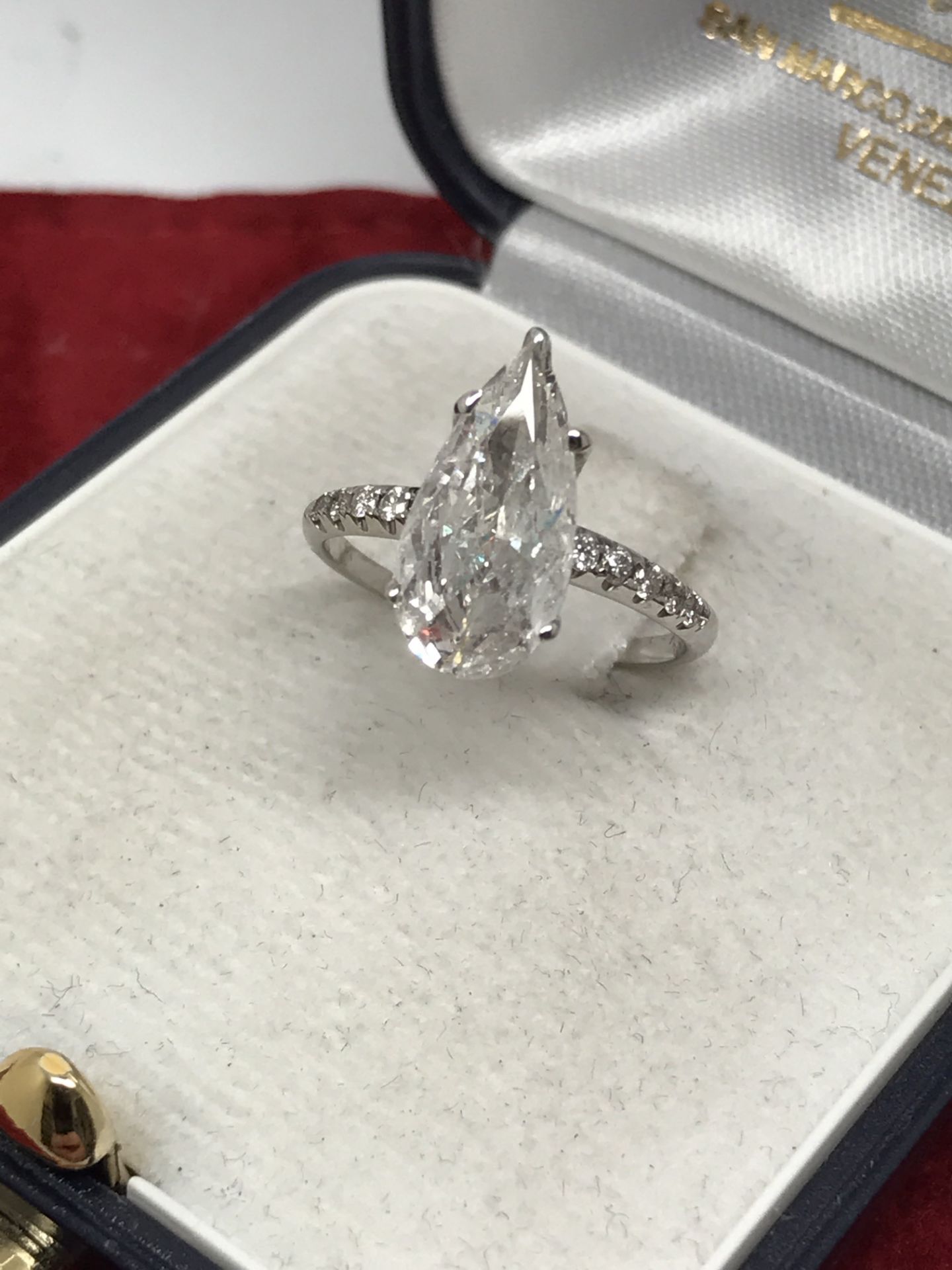 AMAZING 2.20ct DIAMOND SOLITAIRE RING SET IN WHITE GOLD **VIDEO** - Image 2 of 3