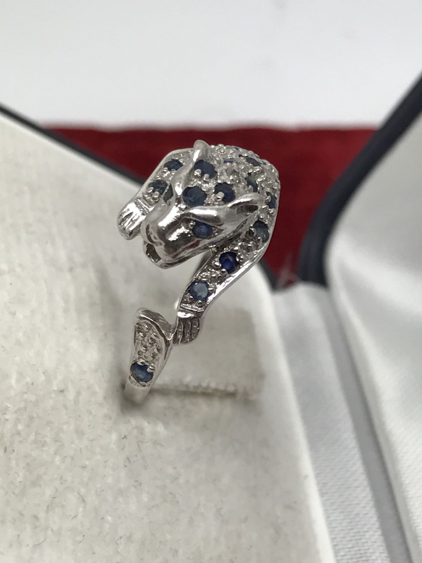 BLUE SAPPHIRE SET PANTHER RING IN WHITE METAL (TESTED AS 9ct WHITE GOLD) - Image 3 of 4