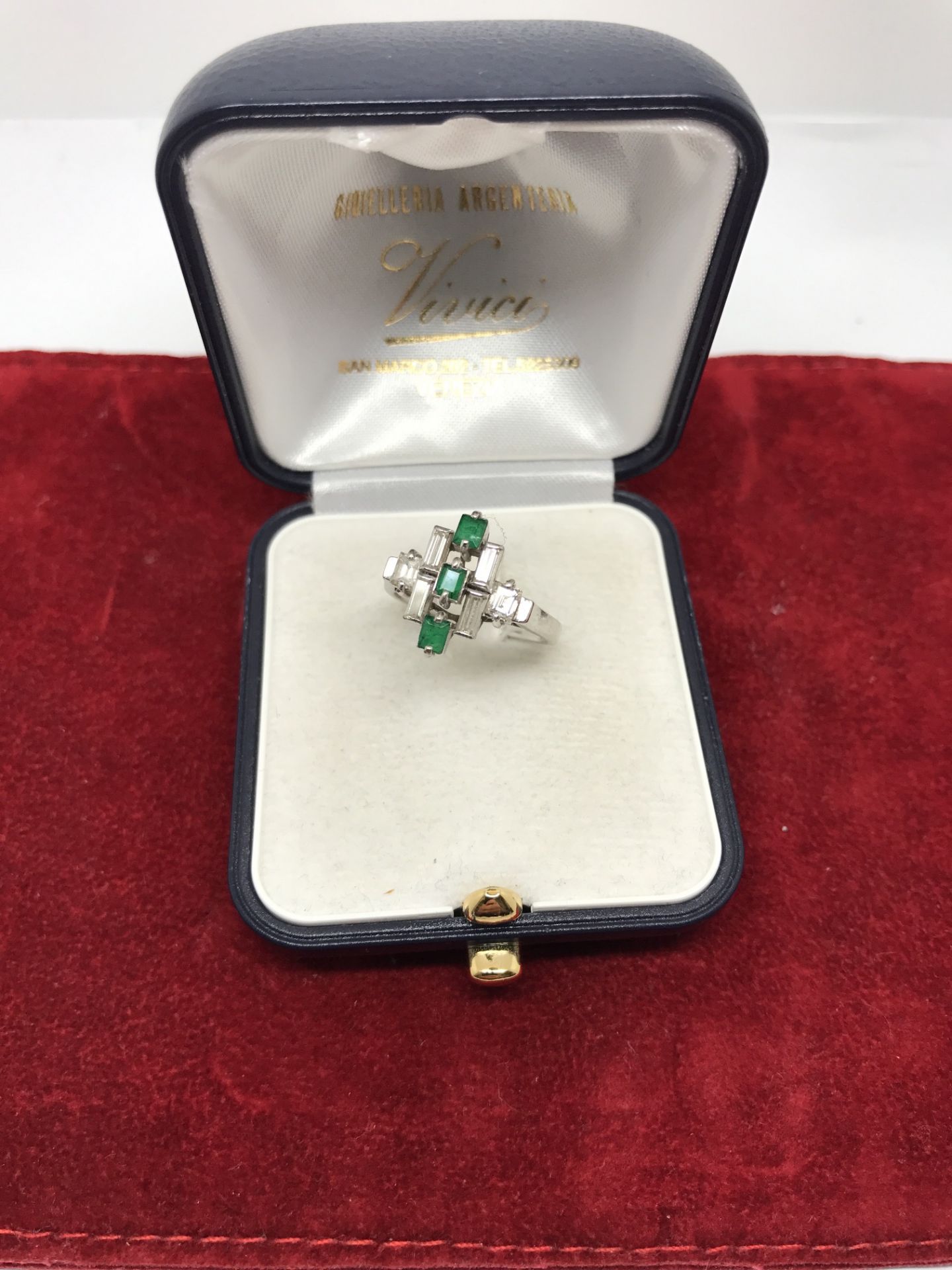 LOVELY VINTAGE EMERALD & DIAMOND RING SET IN WHITE GOLD - Image 3 of 5