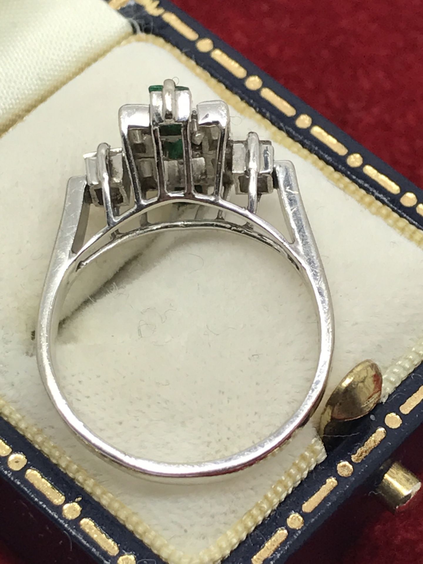 LOVELY VINTAGE EMERALD & DIAMOND RING SET IN WHITE GOLD - Image 3 of 4