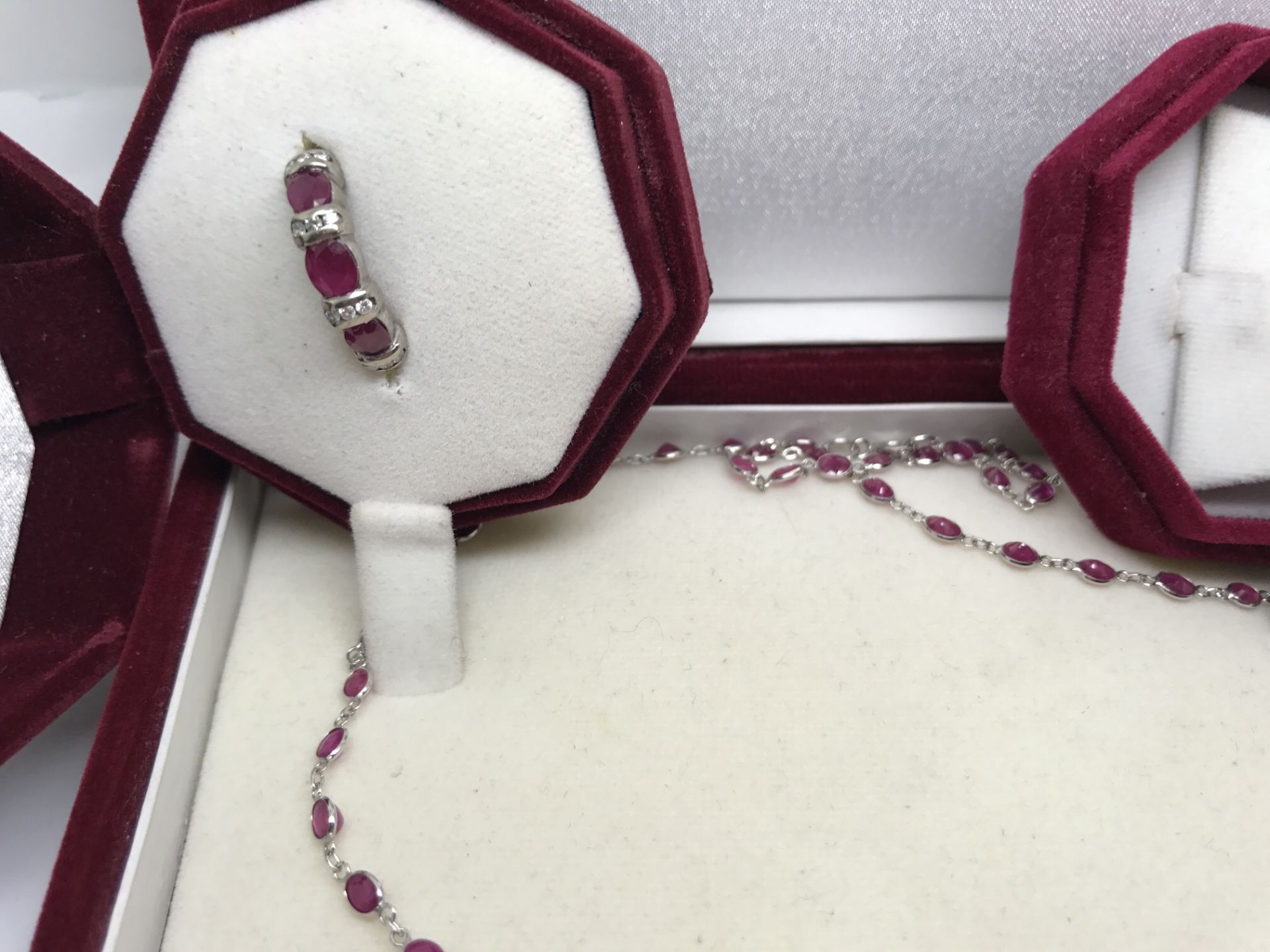 FINE 18CT GOLD PINK SAPPHIRE NECKLACE 10.00CTS + 14cr RING & 14ct EARRINGS - Image 3 of 7