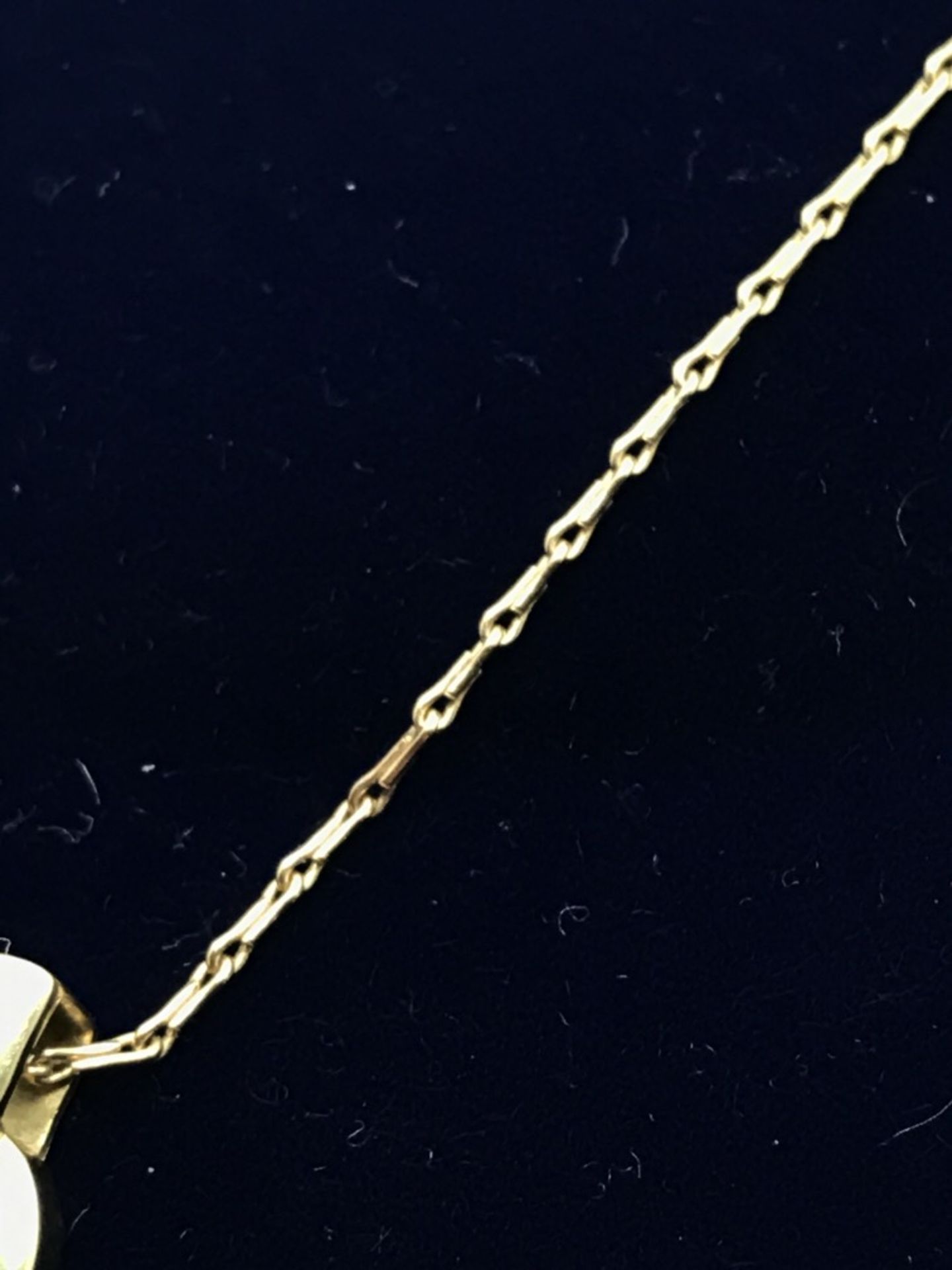 9CT GOLD PENDANT & CHAIN - UNUSUAL CHAIN LINK - Image 2 of 3