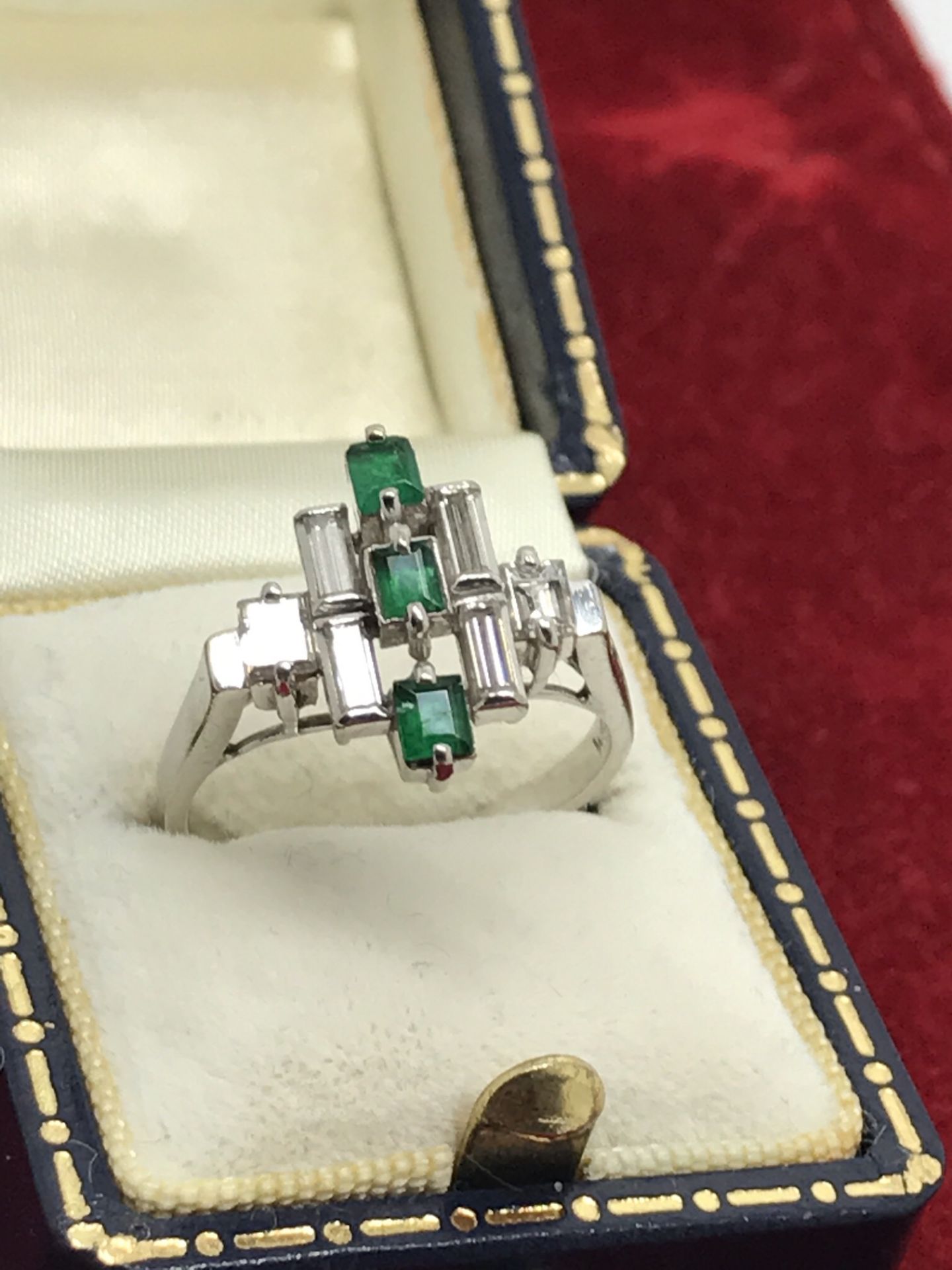 LOVELY VINTAGE EMERALD & DIAMOND RING SET IN WHITE GOLD - Image 4 of 4