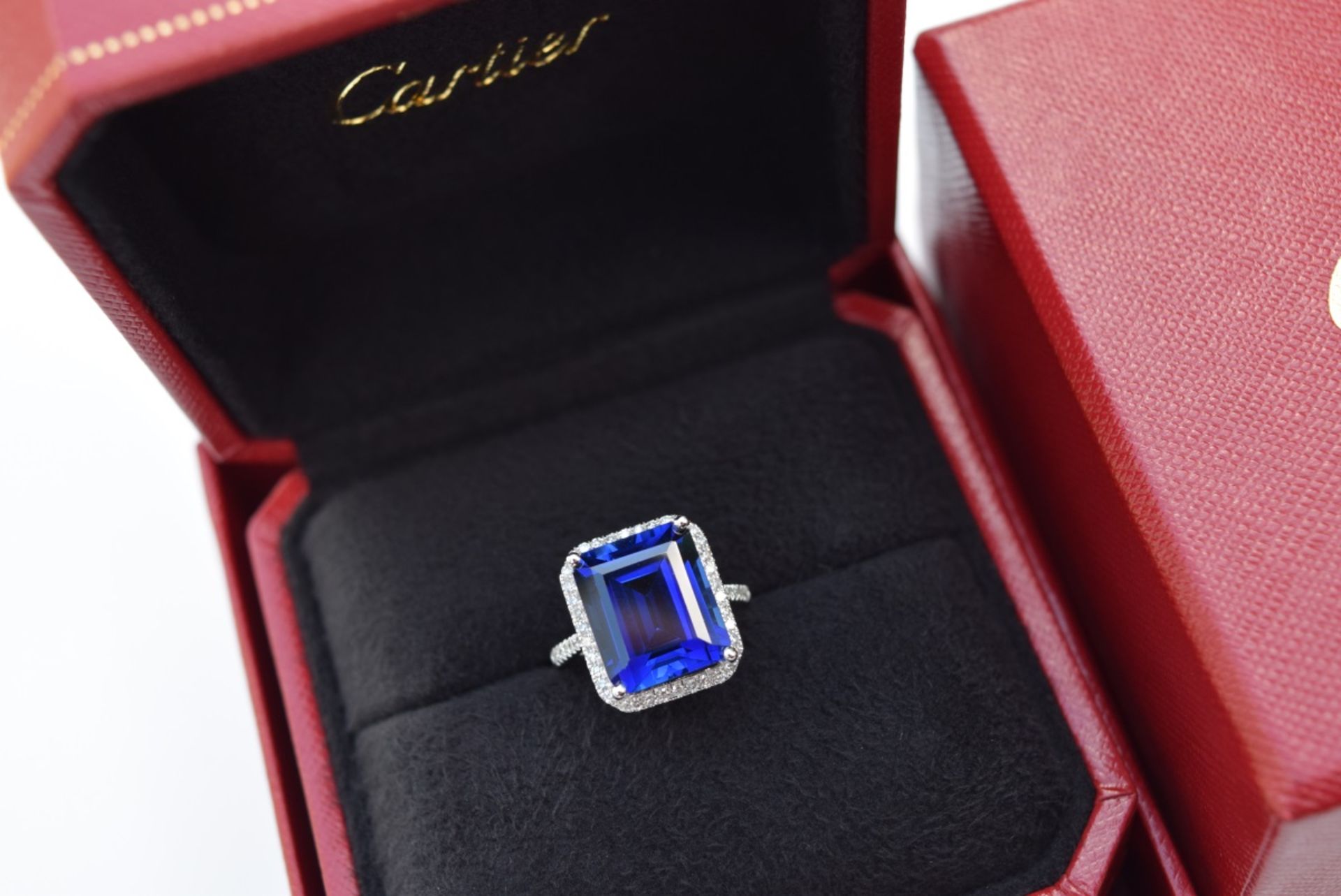 APPROX 12.5CT HUGE BLUE SAPPHIRE & DIAMOND 18K WHITE GOLD RING - Image 2 of 6