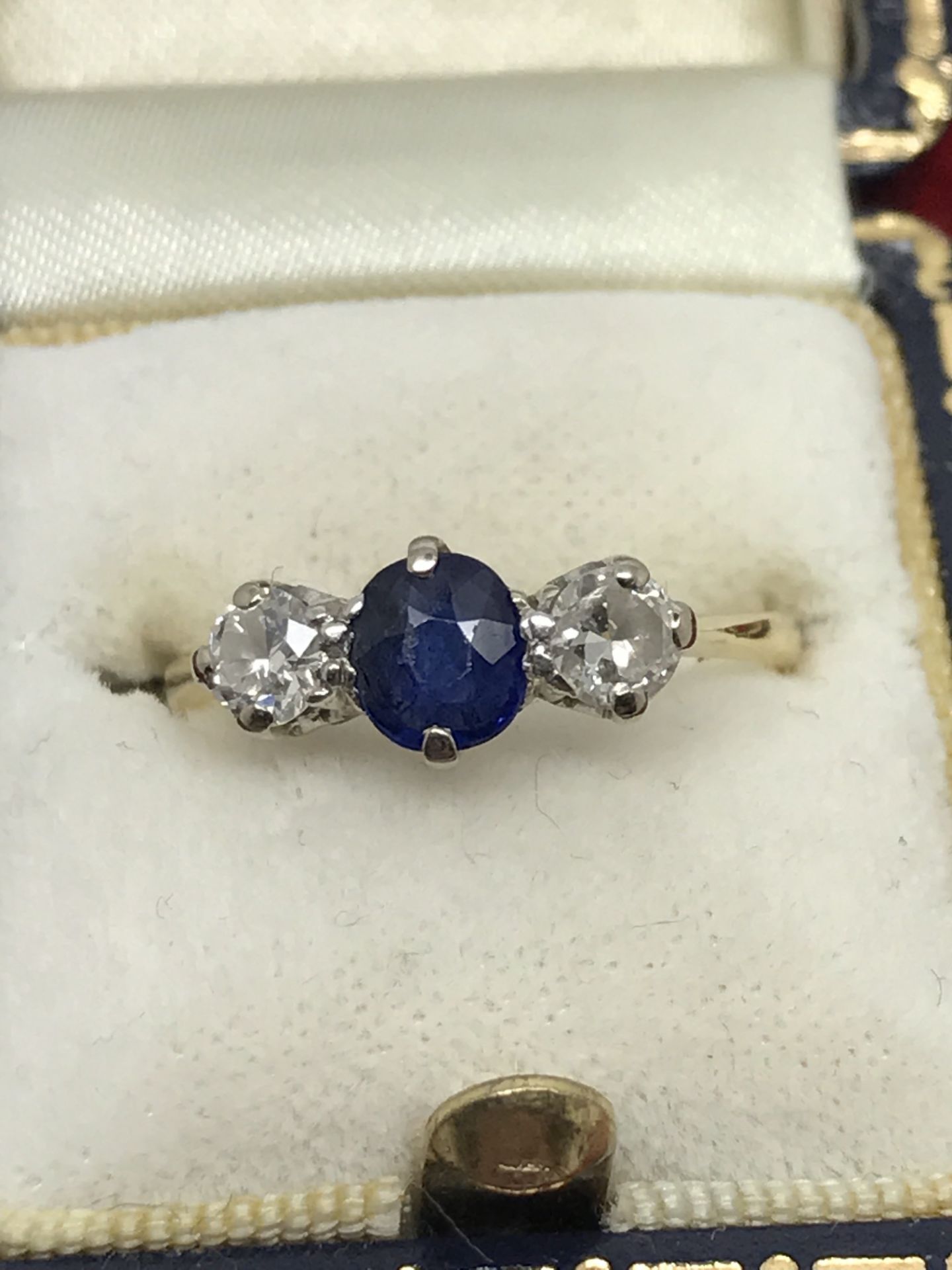 VINTAGE 18ct GOLD SAPPHIRE & DIAMOND 3 STONE RING