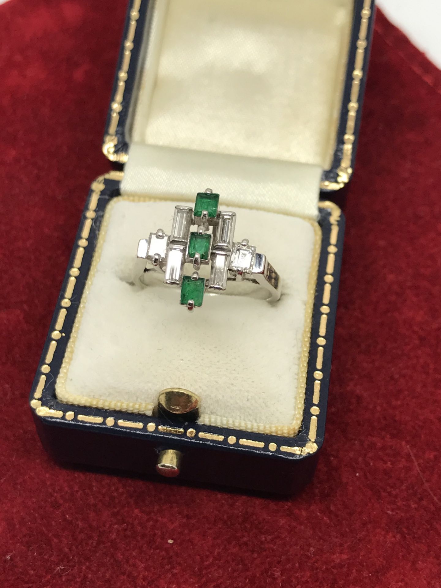 LOVELY VINTAGE EMERALD & DIAMOND RING SET IN WHITE GOLD - Image 2 of 4