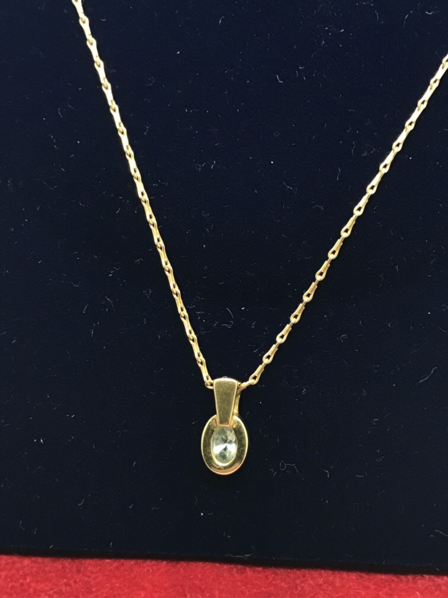 9CT GOLD PENDANT & CHAIN - UNUSUAL CHAIN LINK