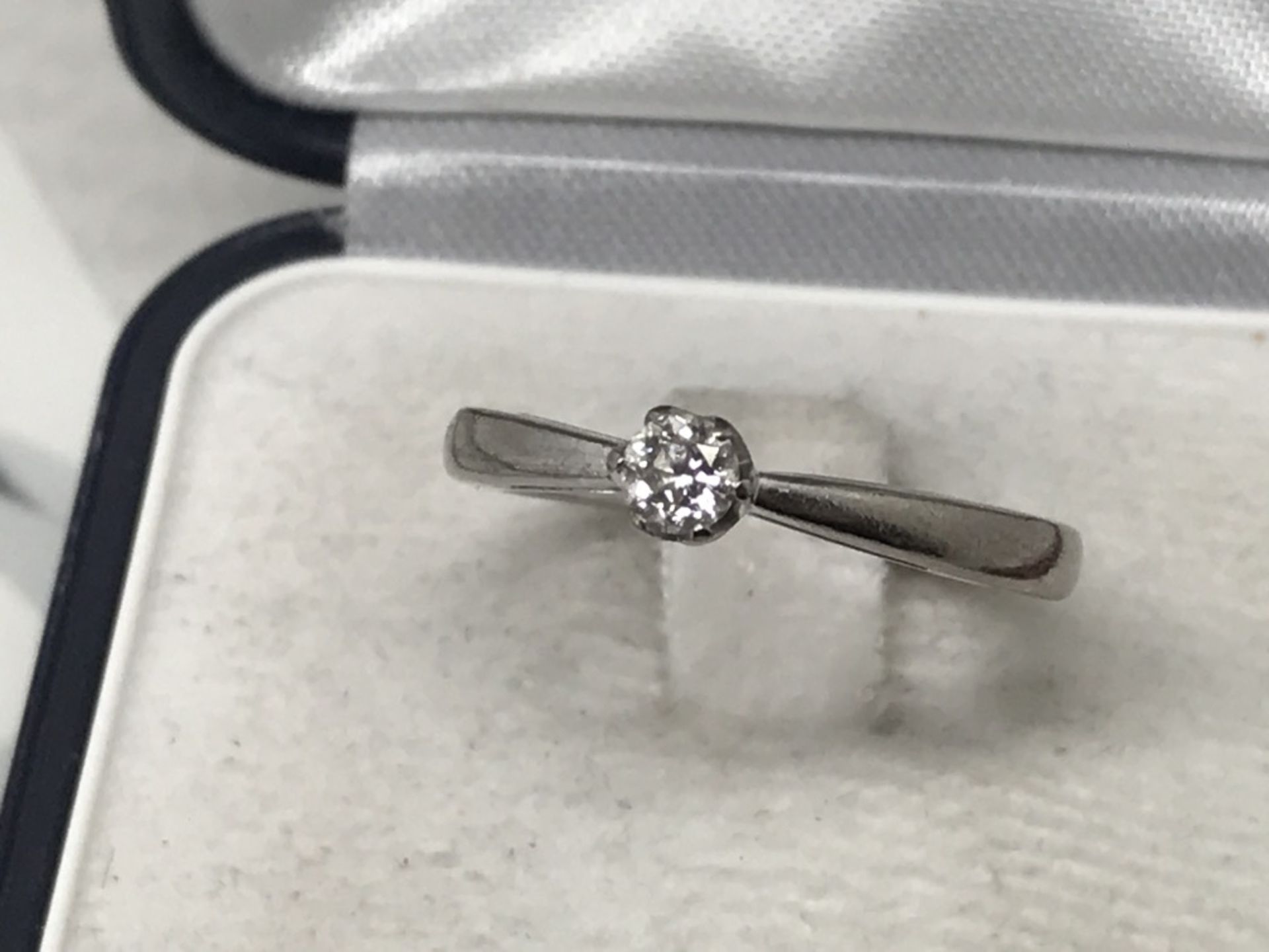 18ct WHITE GOLD MASTER CUT DIAMOND SOLITAIRE RING -BOXED WITH EYEGLASS - Image 3 of 7