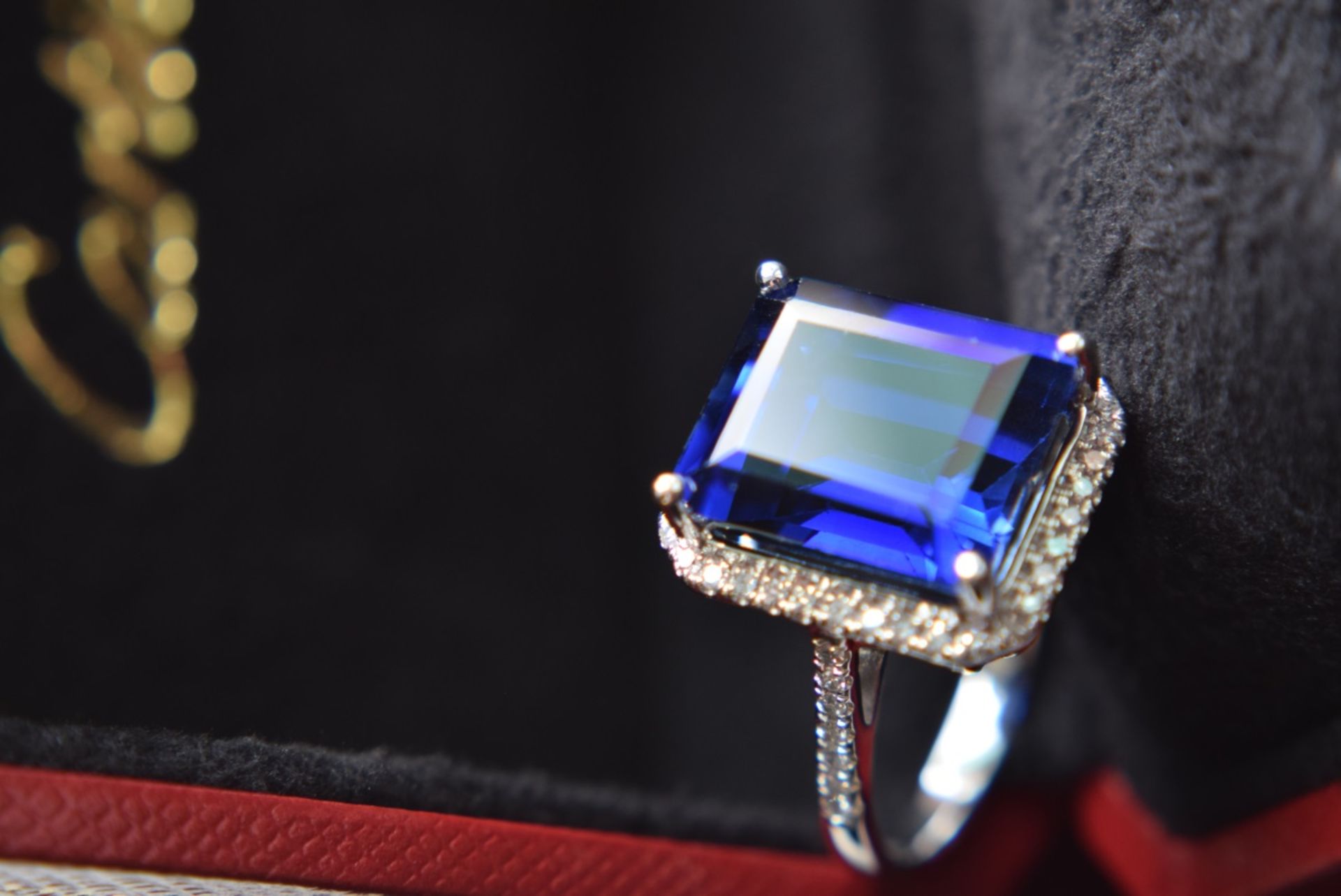 APPROX 12.5CT HUGE BLUE SAPPHIRE & DIAMOND 18K WHITE GOLD RING - Image 3 of 6
