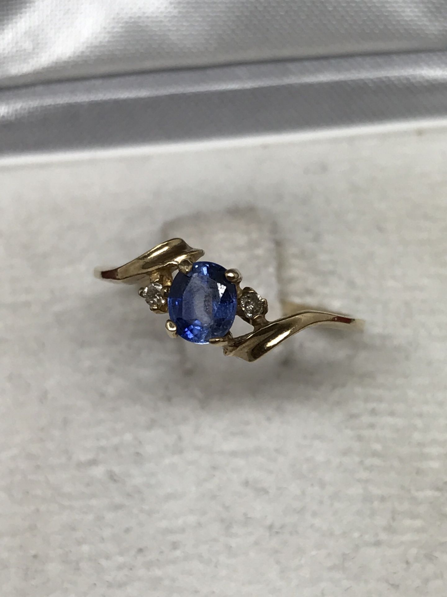 9ct GOLD BLUE SAPPHIRE & DIAMOND RING