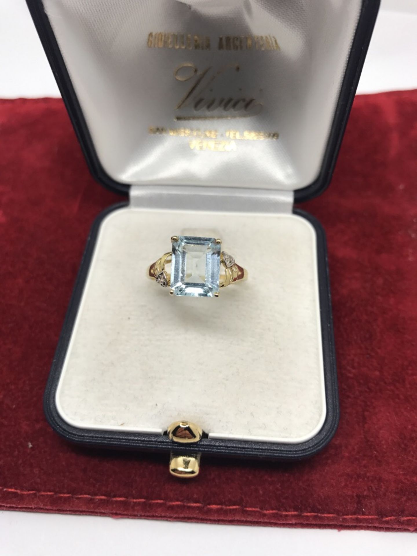 9ct GOLD BLUE TOPAZ & DIA RING