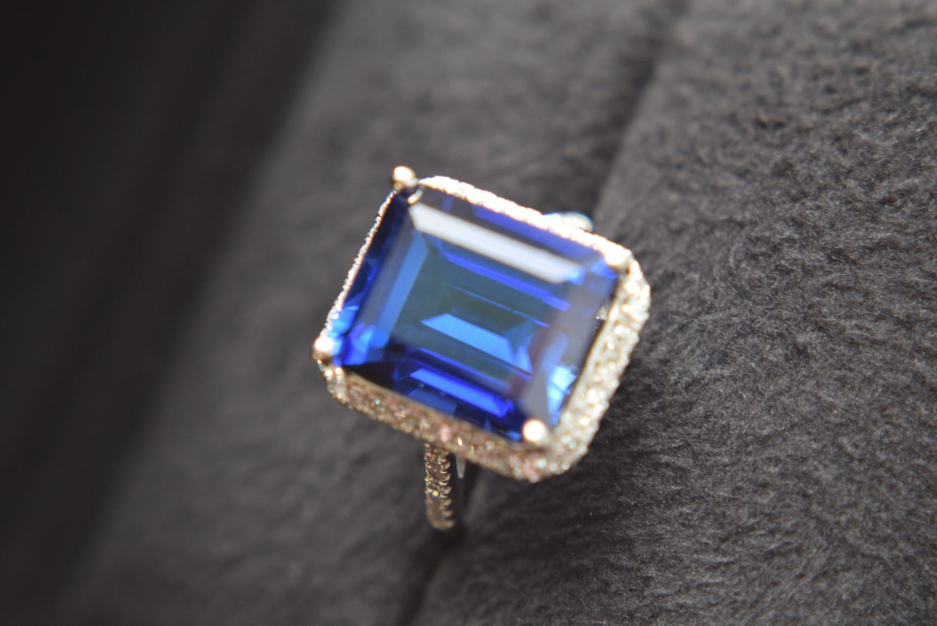 APPROX 12.5CT HUGE BLUE SAPPHIRE & DIAMOND 18K WHITE GOLD RING - Image 4 of 6