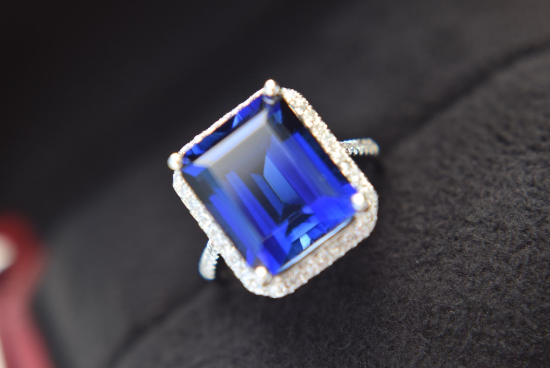APPROX 12.5CT HUGE BLUE SAPPHIRE & DIAMOND 18K WHITE GOLD RING