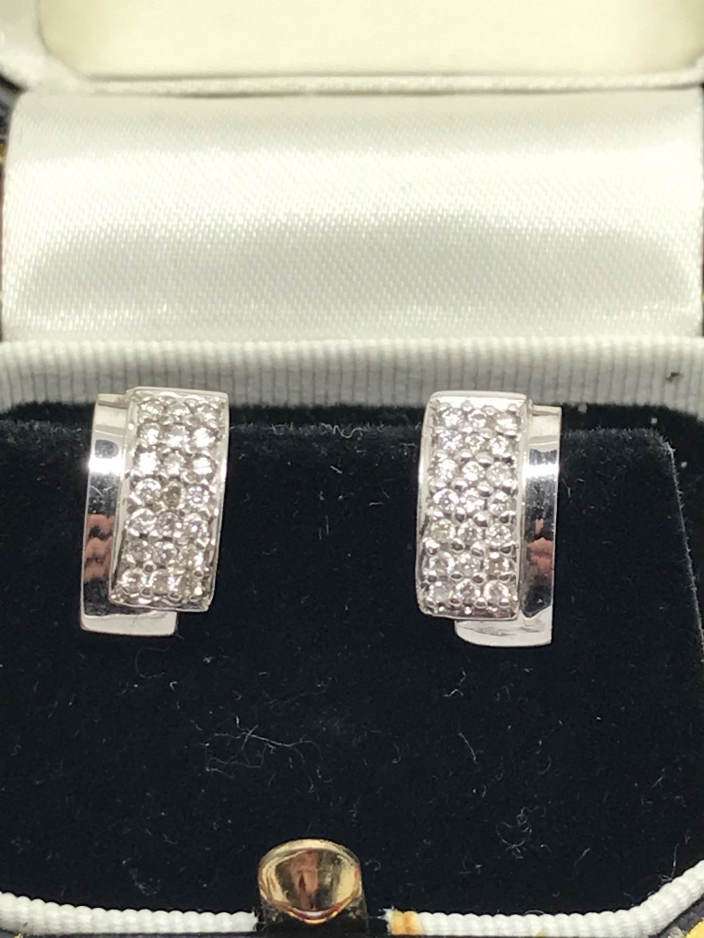 18ct WHITE GOLD DIAMOND EARRINGS