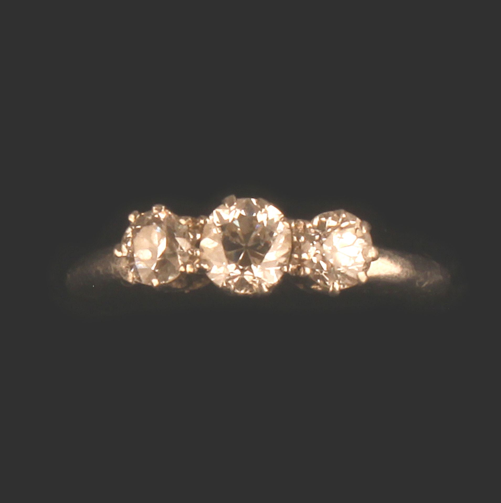 18ct GOLD & PLATINUM 3 STONE DIAMOND RING 0.45ct APPROX - SIZE L - Image 3 of 4