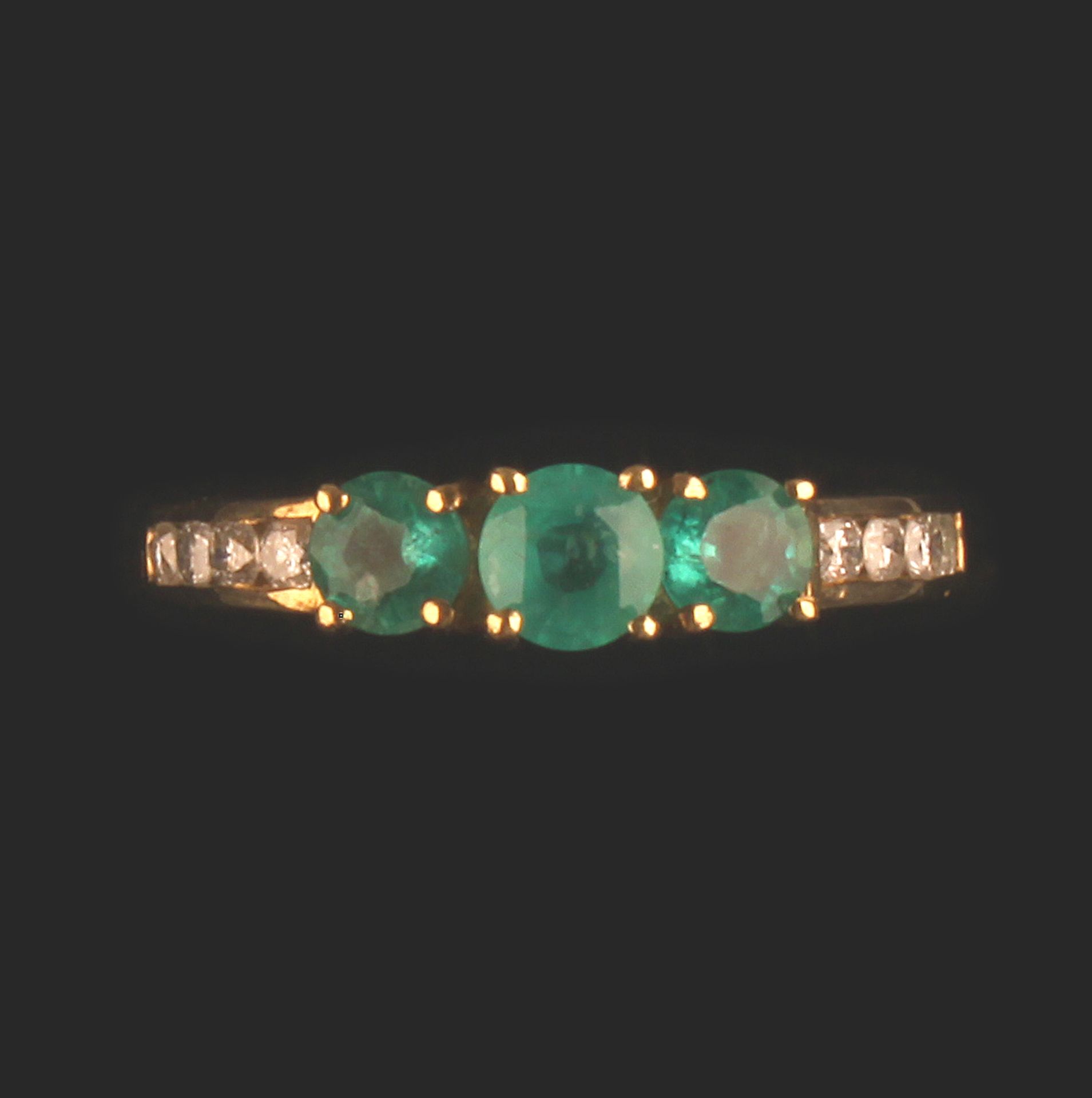 9ct GOLD 3 HIGH QUALITY EMERALDS WITH DIAMOND SHOULDERS - SIZE O - Image 4 of 5