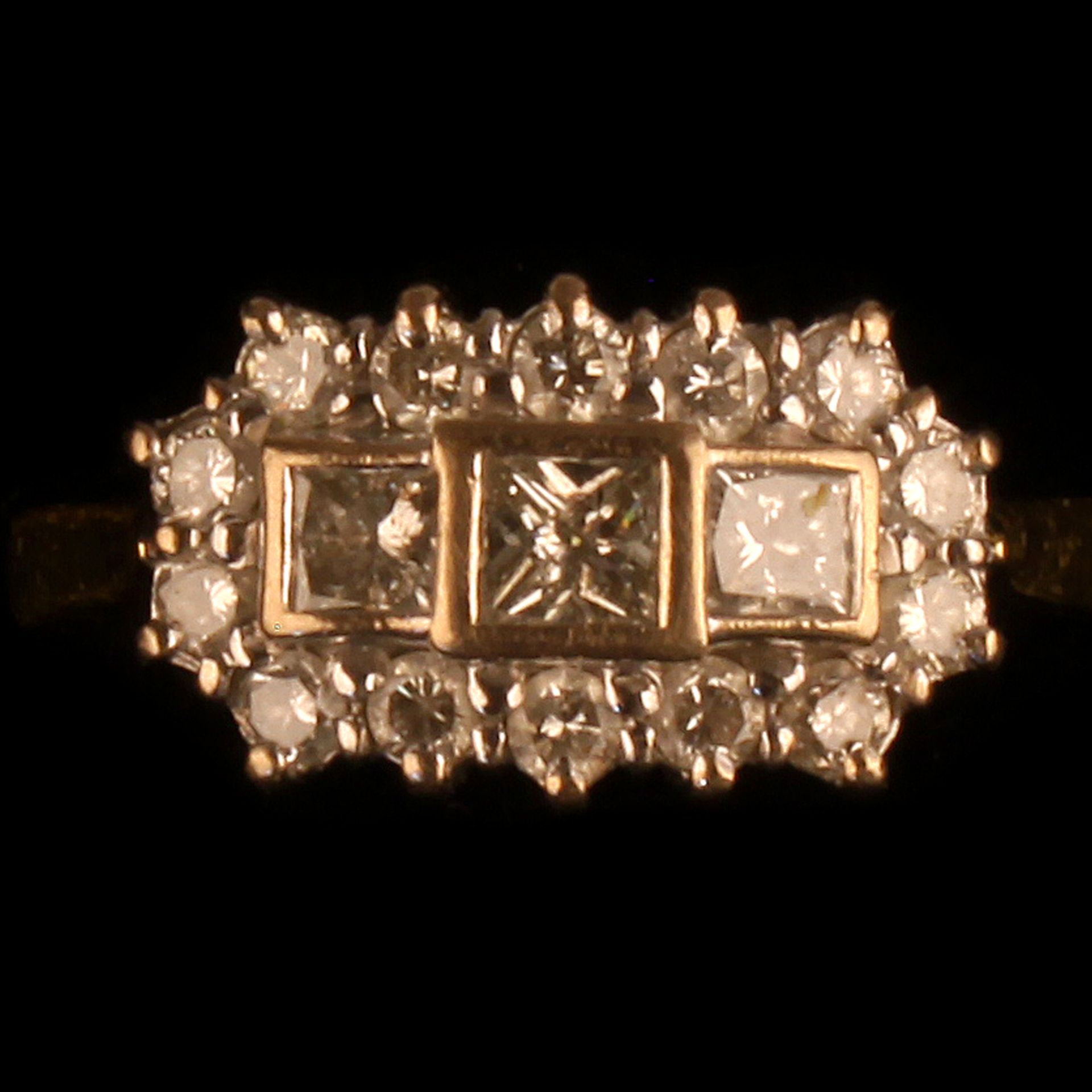 18ct GOLD RADIANT CUT DIAMONDS SURROUNDED BY 14 ROUND CUT DIAMONDS 1.00ct - Image 3 of 5