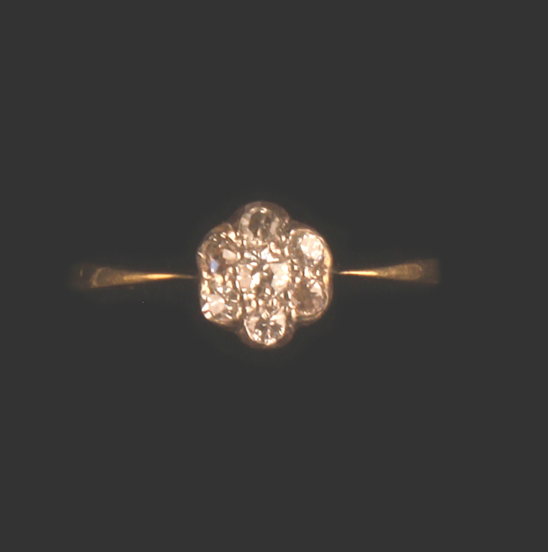 10ct GOLD DIAMOND CLUSTER RING - Image 3 of 4