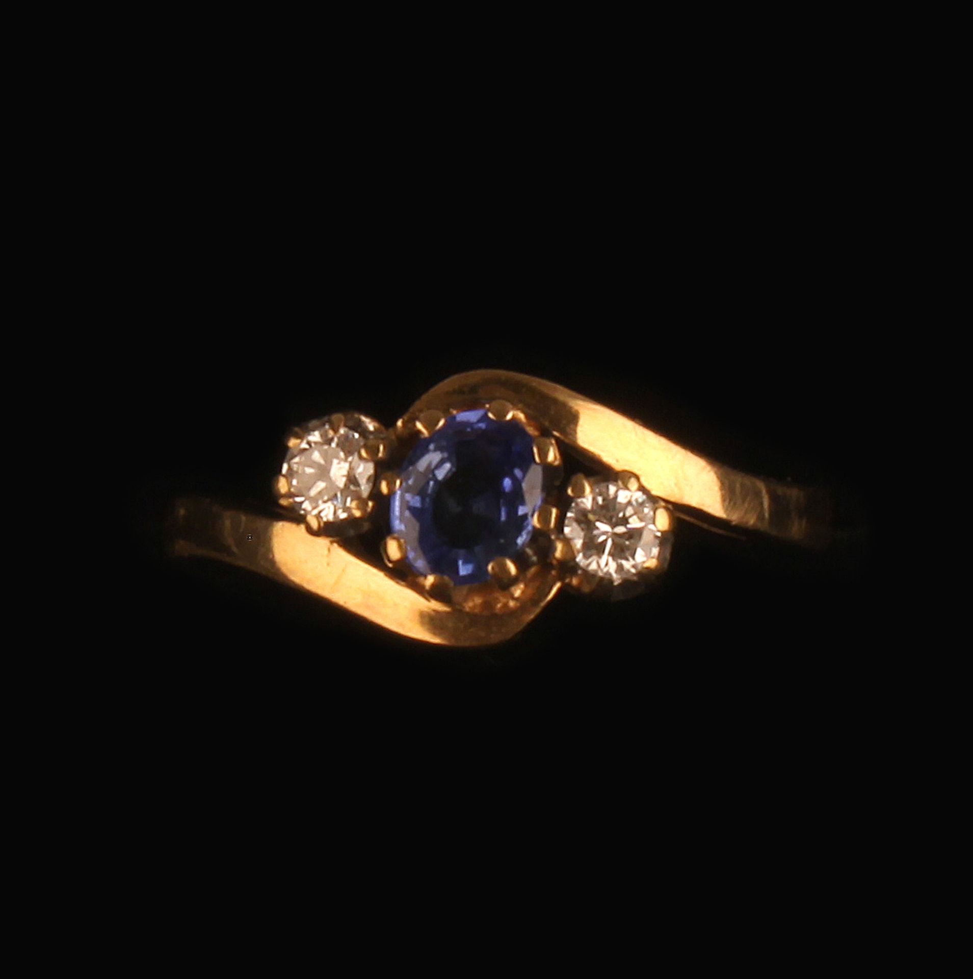 9ct GOLD SAPPHIRE & DIAMOND TWIST RING - Image 3 of 4